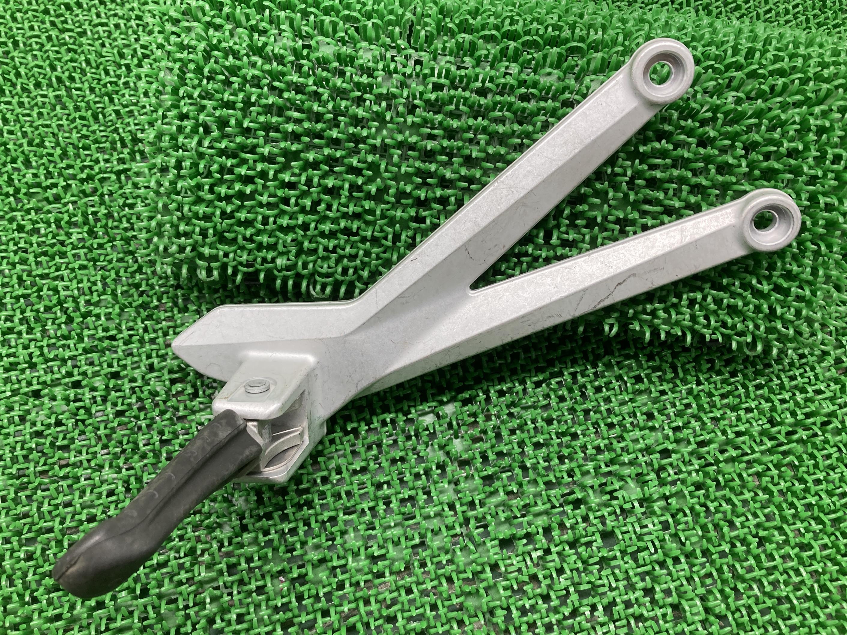 690SMC タンデムステップ 右 KTM 純正 バイク 部品 ペグ コケキズ無し 品薄 希少品 車検 Genuine 【中古】 48