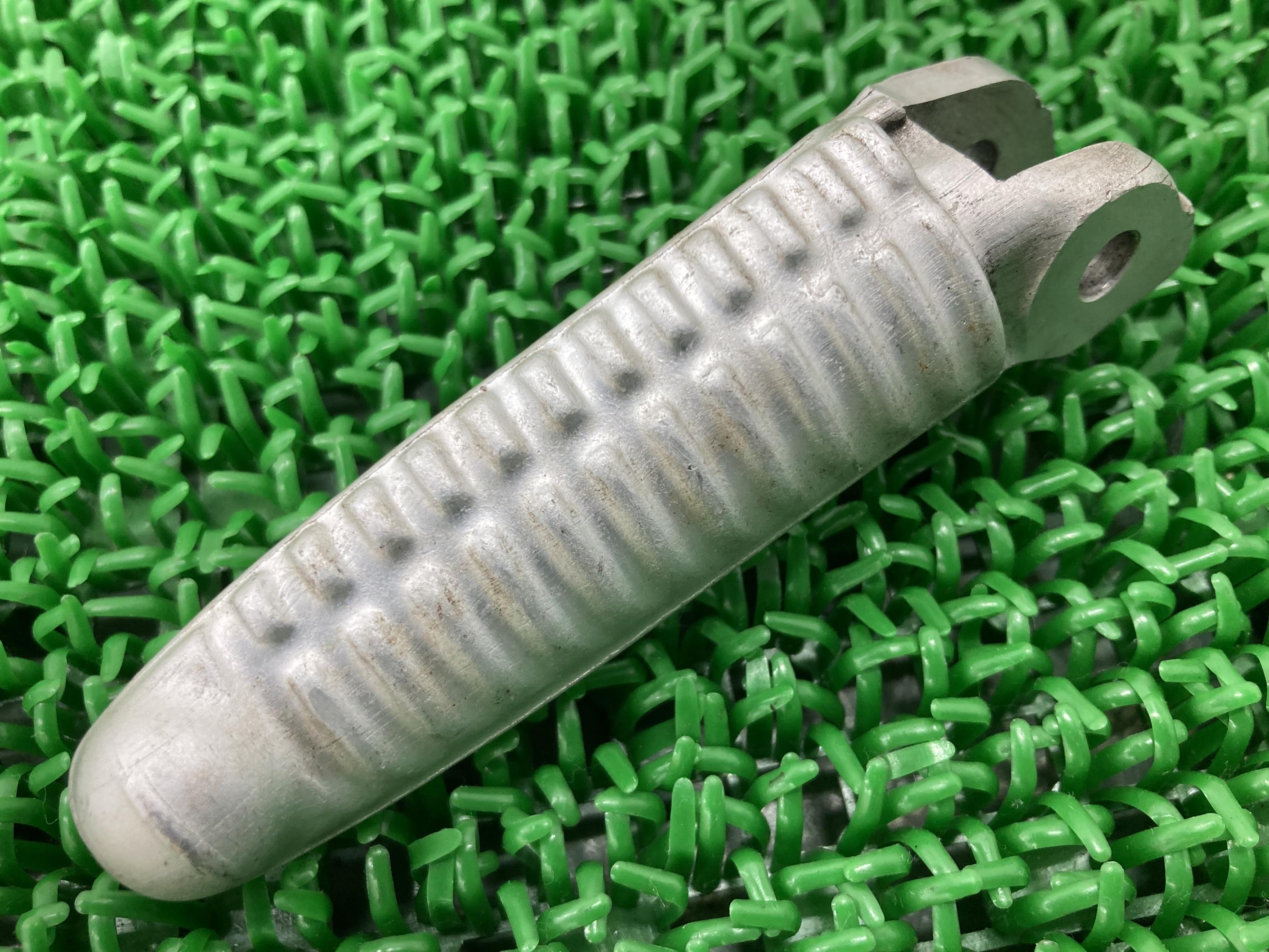 84810981198ステップペグ右ドゥカティ純正バイク部品スーパーバイクメインステップ曲がり無し品薄希少品車検Genuine【中古】 43