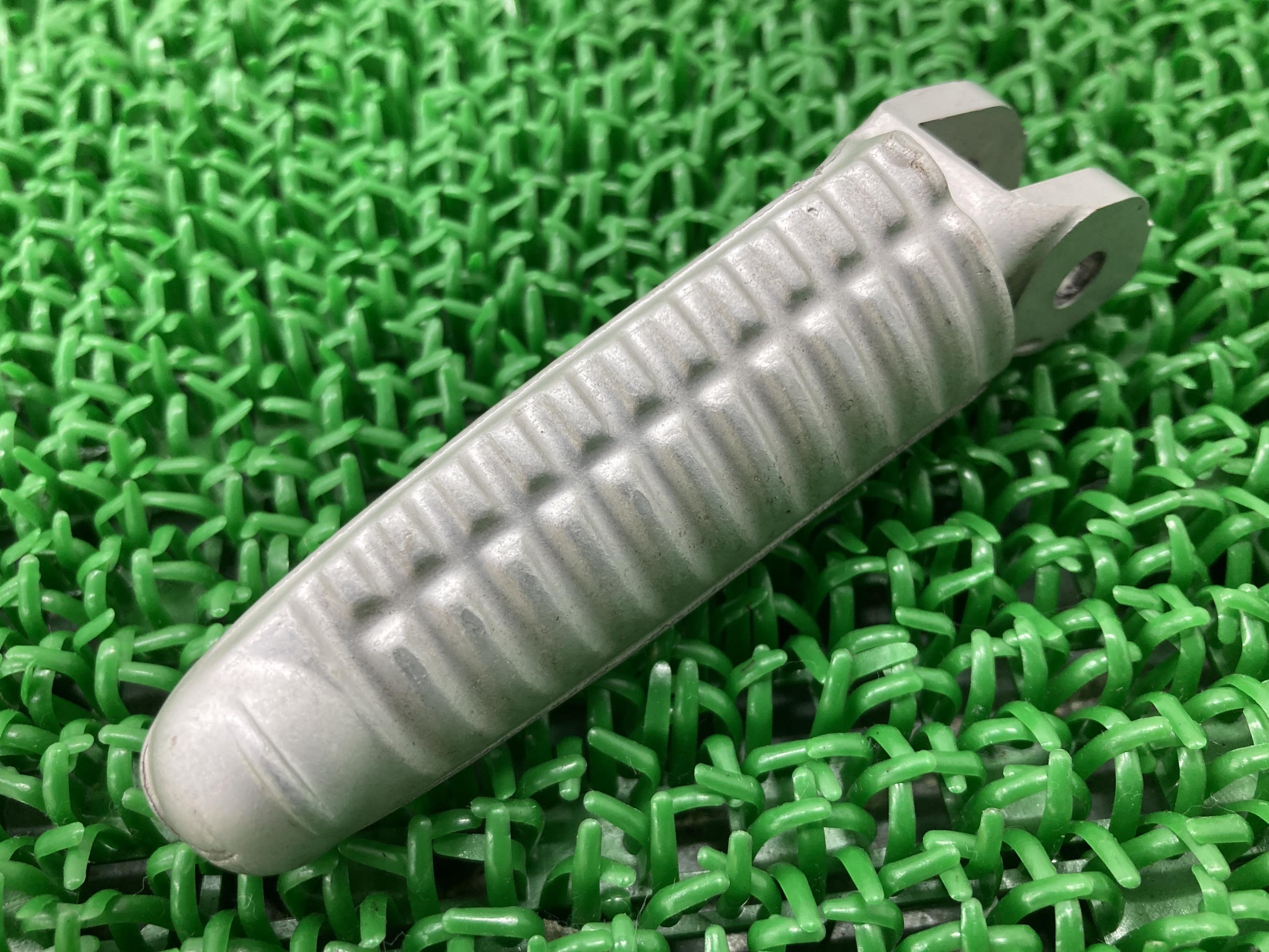 84810981198ステップペグ右ドゥカティ純正バイク部品スーパーバイクメインステップペイント素材に曲がり無し品薄車検Genuine【中古】 42