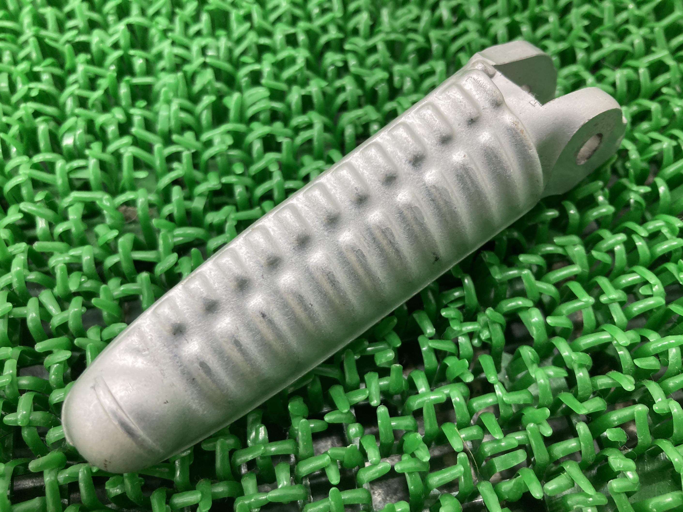 84810981198ステップペグ右ドゥカティ純正バイク部品スーパーバイクメインステップペイント素材に曲がり無し希少品車検Genuine【中古】 41