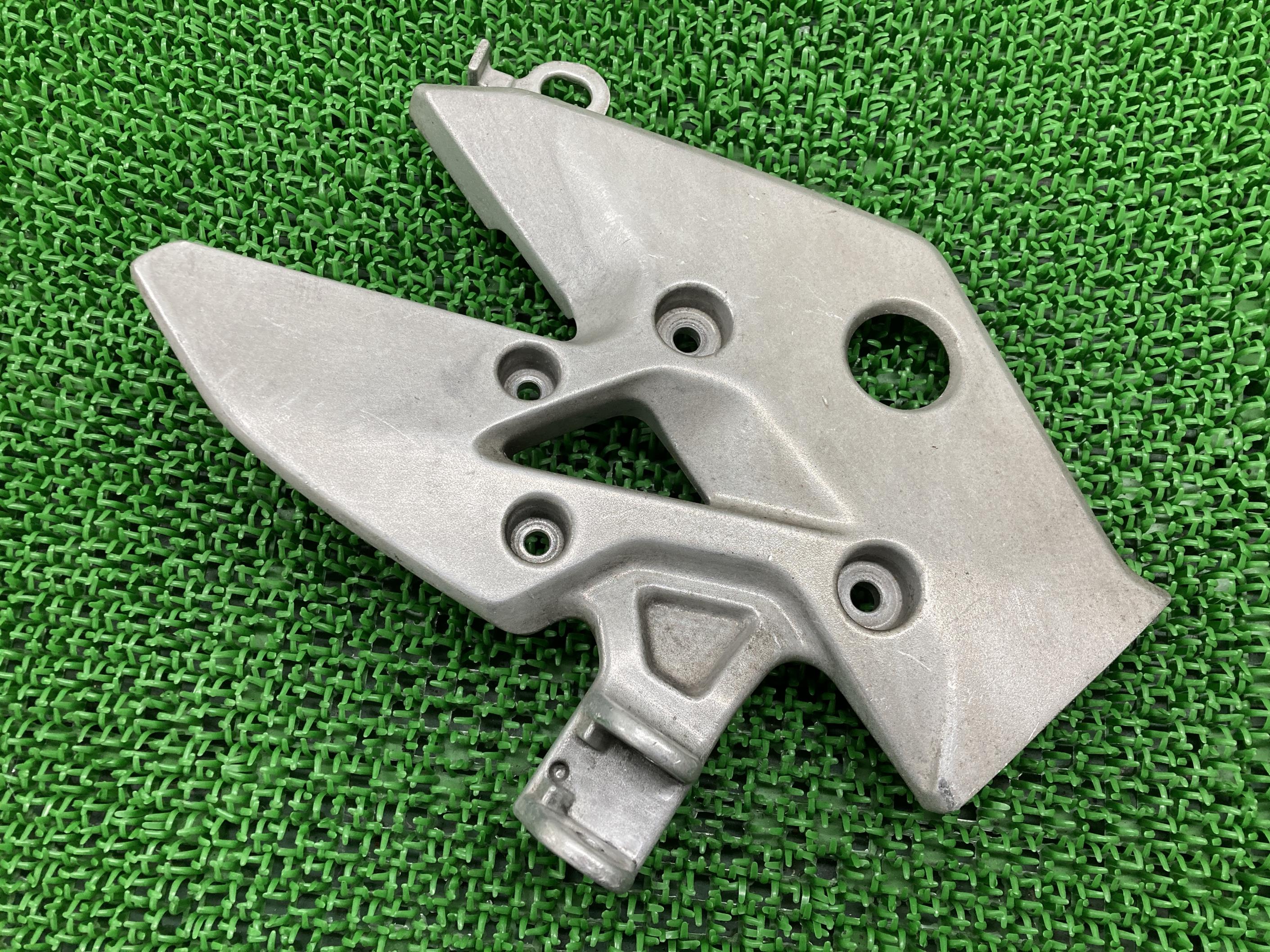 CBR400R ステップホルダー 右 ホンダ 純正 バイク 部品 NC47前期 曲がり無し 品薄 希少品 車検 Genuine 【中古】 24