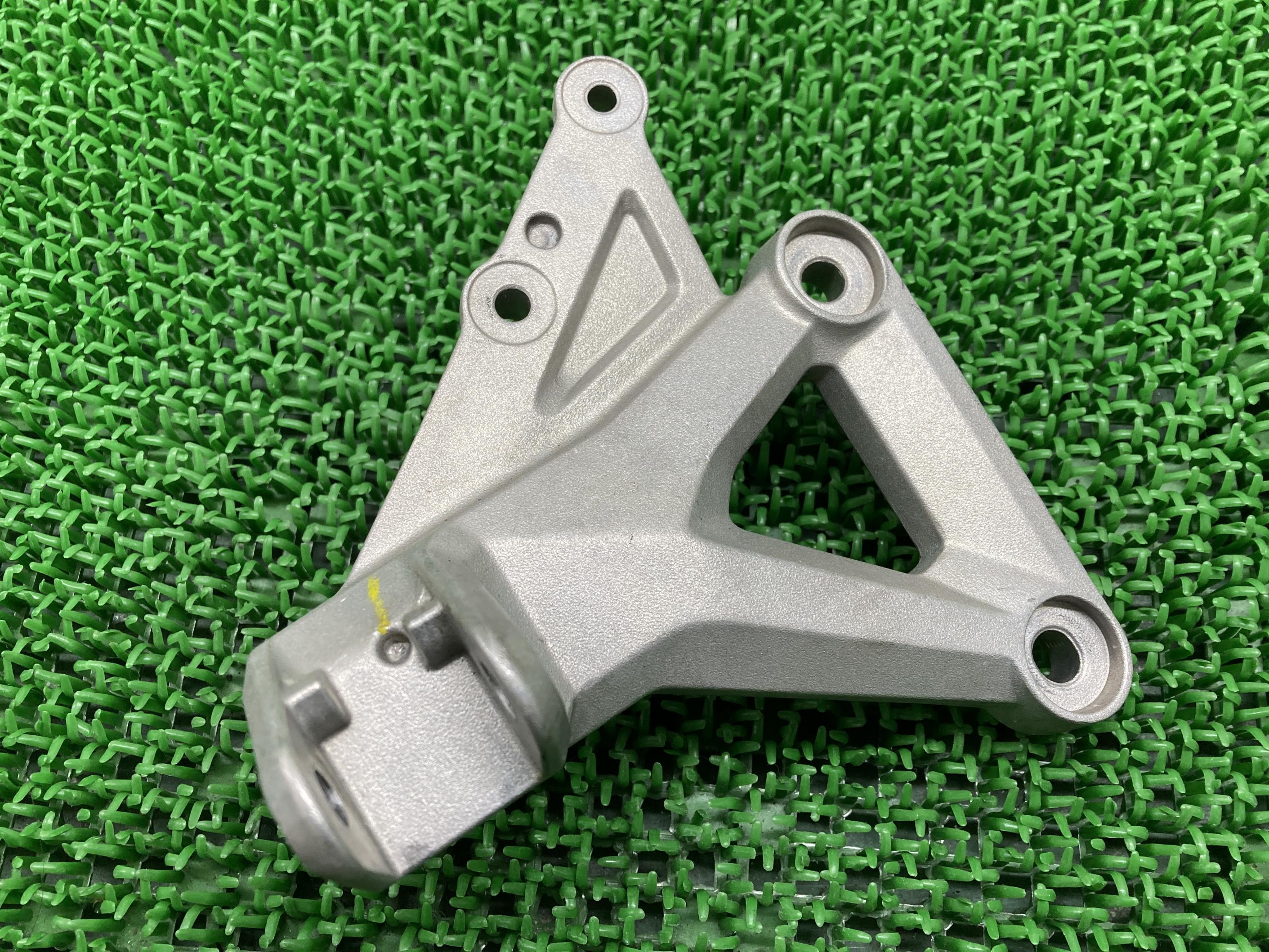 CBR250RR ステップホルダー 右 ホンダ 純正 バイク 部品 MC51 曲がり無し 品薄 希少品 車検 Genuine 【中古】 22