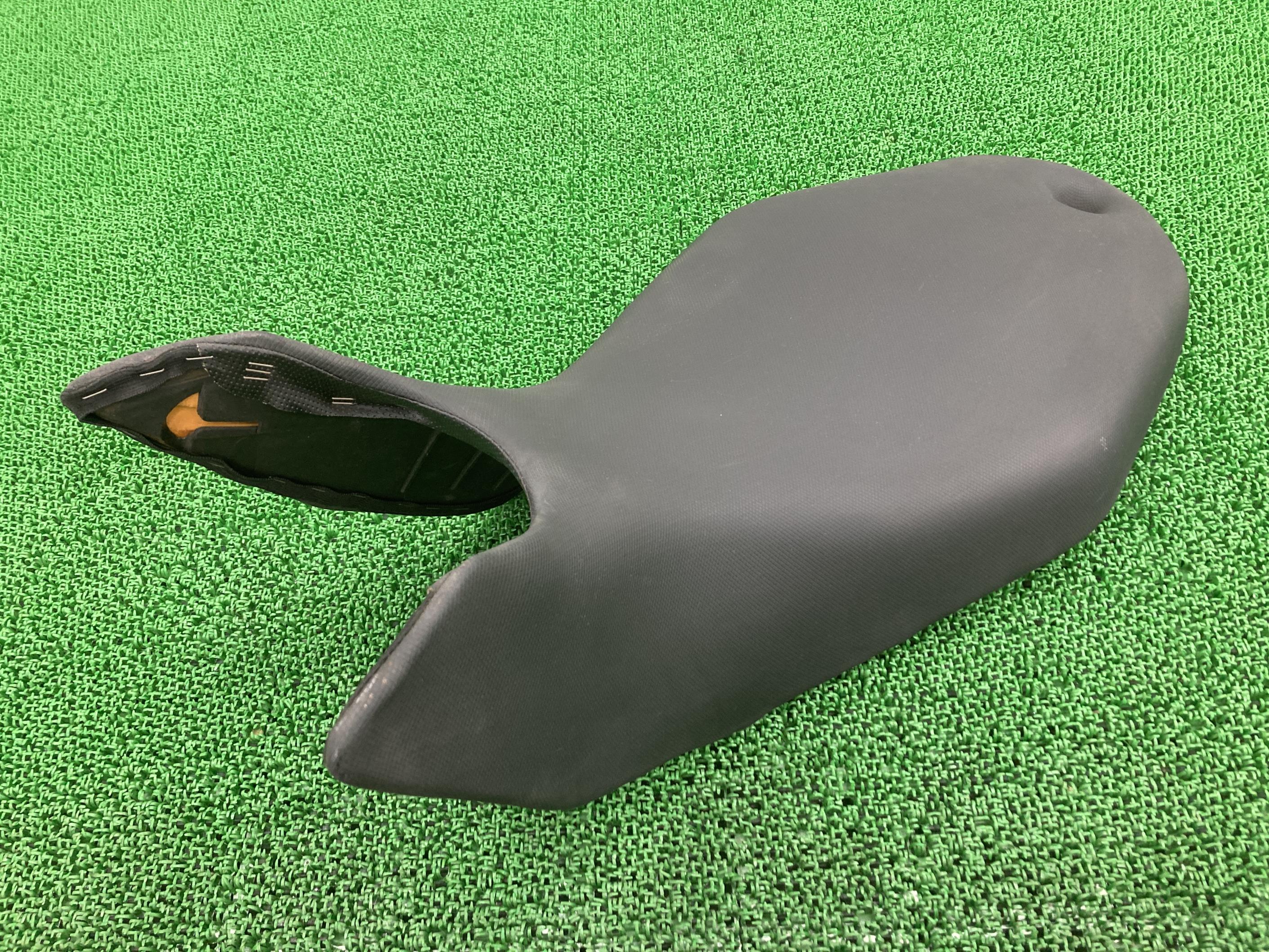 ハイパーモタード1100S シート ドゥカティ 純正 バイク 部品 修復素材や張替えベースに 車検 Genuine 【中古】 35