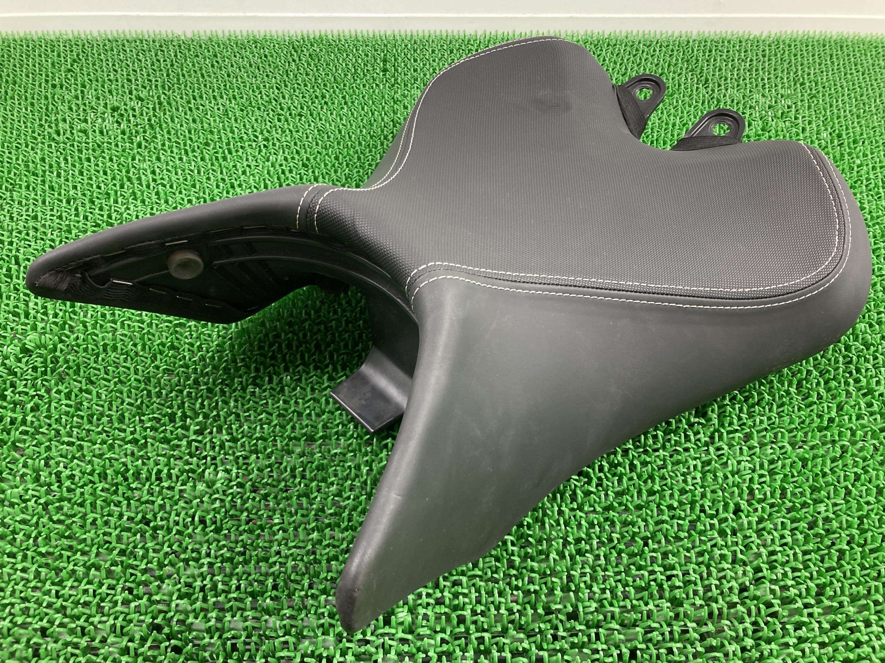 スピードトリプルS フロントシート 2303454 トライアンフ(TRIUMPH) 純正 バイク 部品 メインシート SpeedTripleS 修復素材に 品薄 希少品 車検 Genuine 【中古】 zT