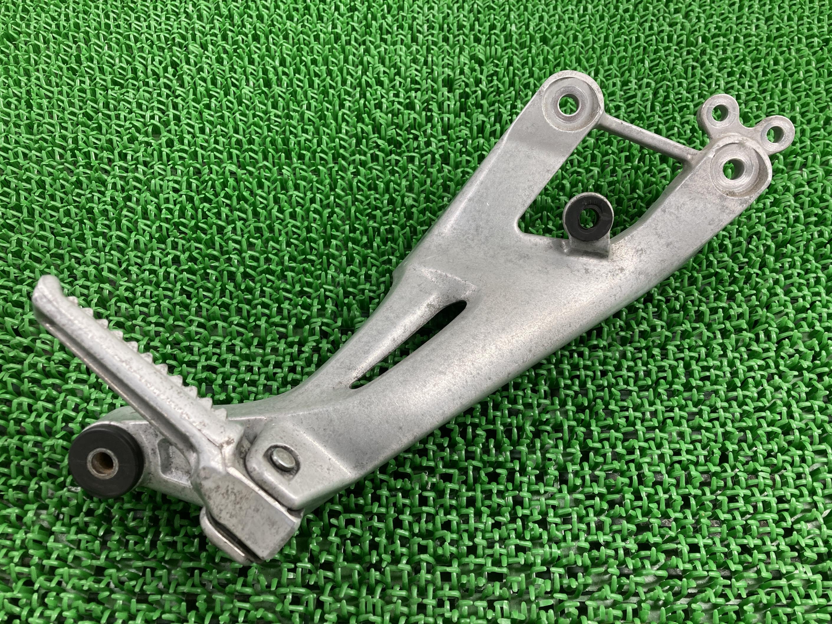 CBR1100XXスーパーブラックバード タンデムステップ 右 ホンダ 純正 バイク 部品 SC35 ペグ 曲がり無し 品薄 希少品 車検 Genuine 【中...