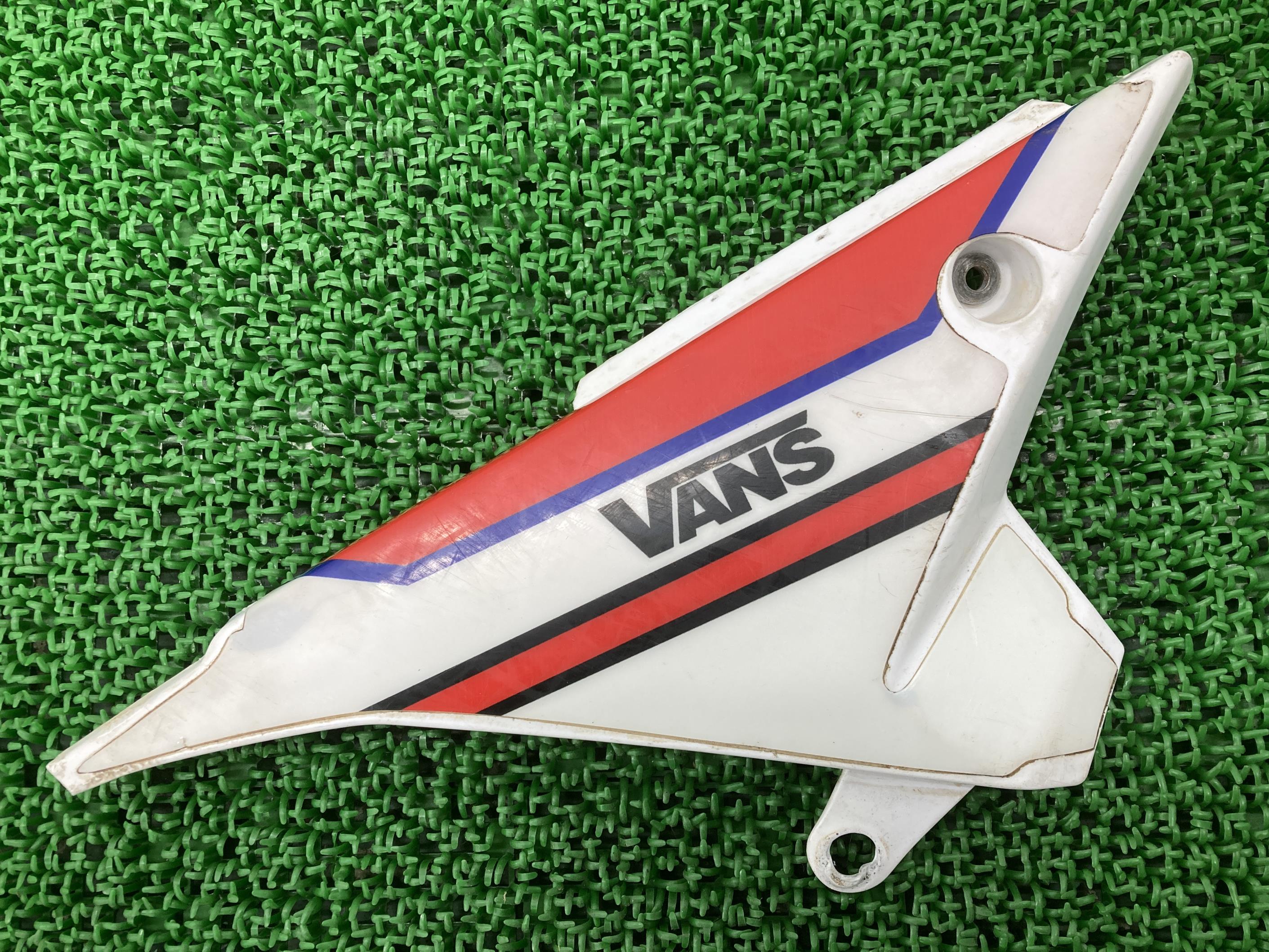 X-TRAINER サイドカバー 右 白 Beta 純正 バイク 部品 ベータ クロストレイナー サイドカウル 修復素材に 車検 Genuine 【中古】 27