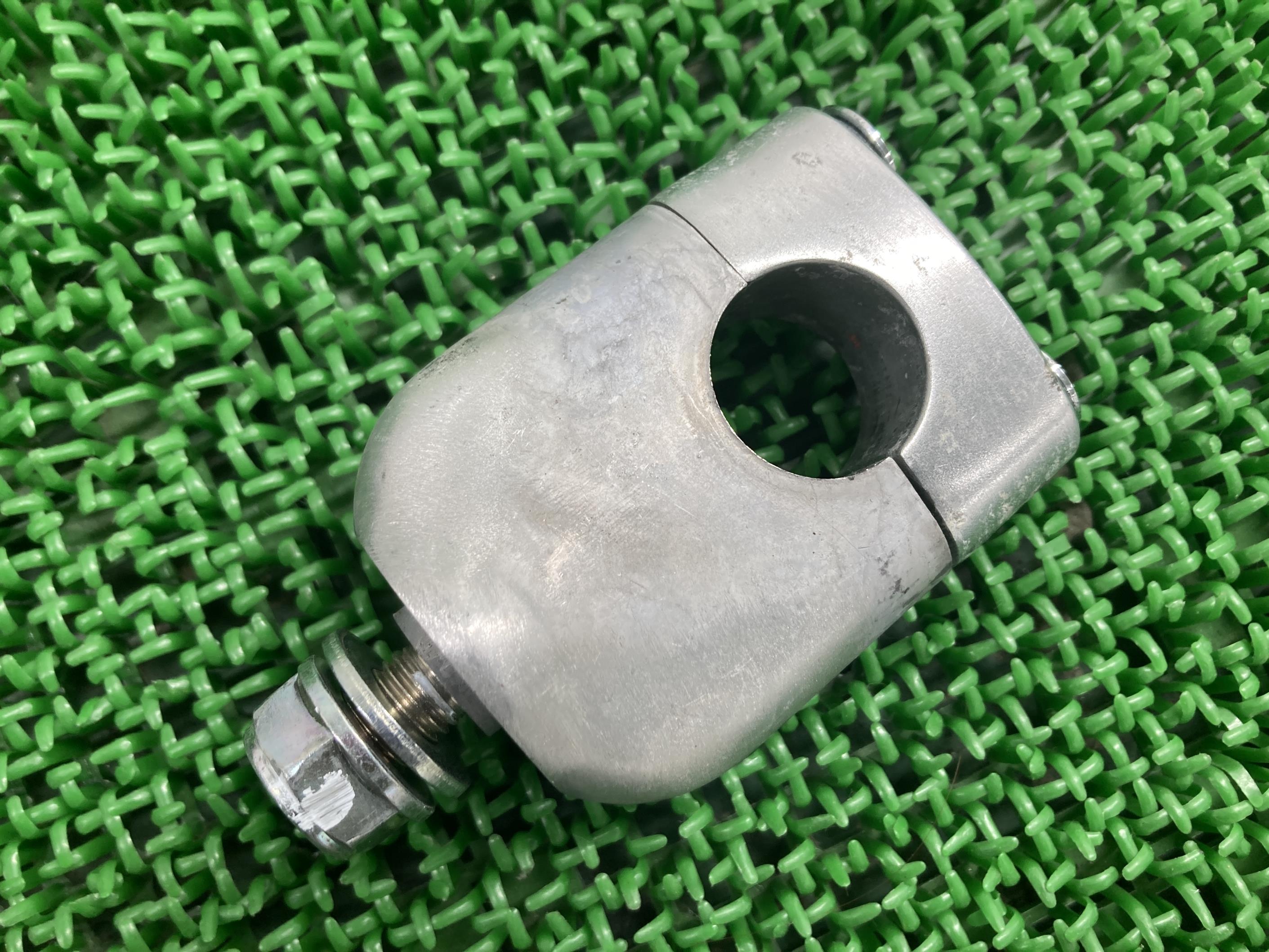 PCX125 ハンドルポスト 片側 ホンダ 純正 バイク 部品 JF56 ハンドルクランプ 曲がり無し 品薄 希少品 車検 Genuine 【中古】 kZ