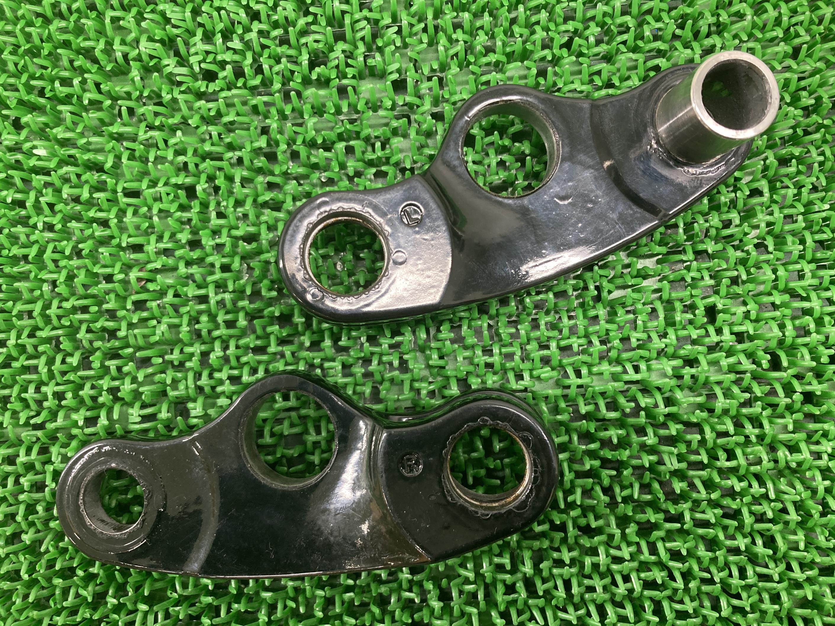 V-TWIN製FLSTSスプリングフォークロッカー左右黒社外バイク部品品番49-073897-05年ハーレーソフテイルスヘリテイジプリンガー曲がり無し【中古】 35