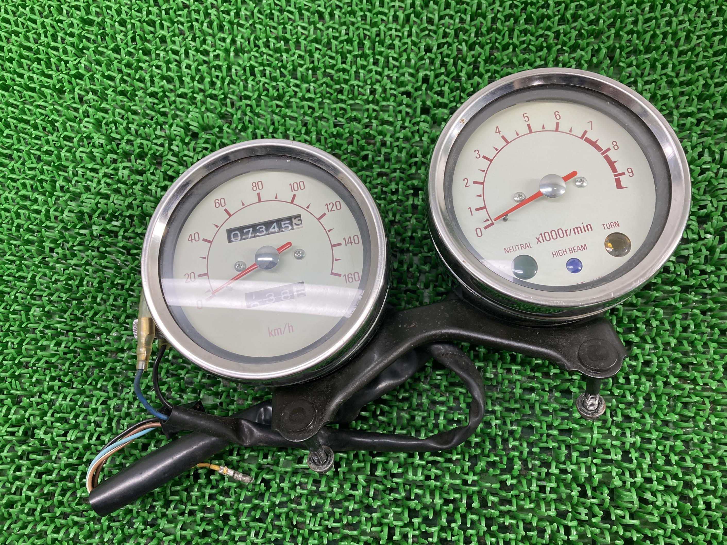 SR400メーターヤマハ純正バイク部品1JR.スピードメータータコメーターステーコケキズ無し品薄車検Genuine【中古】 64