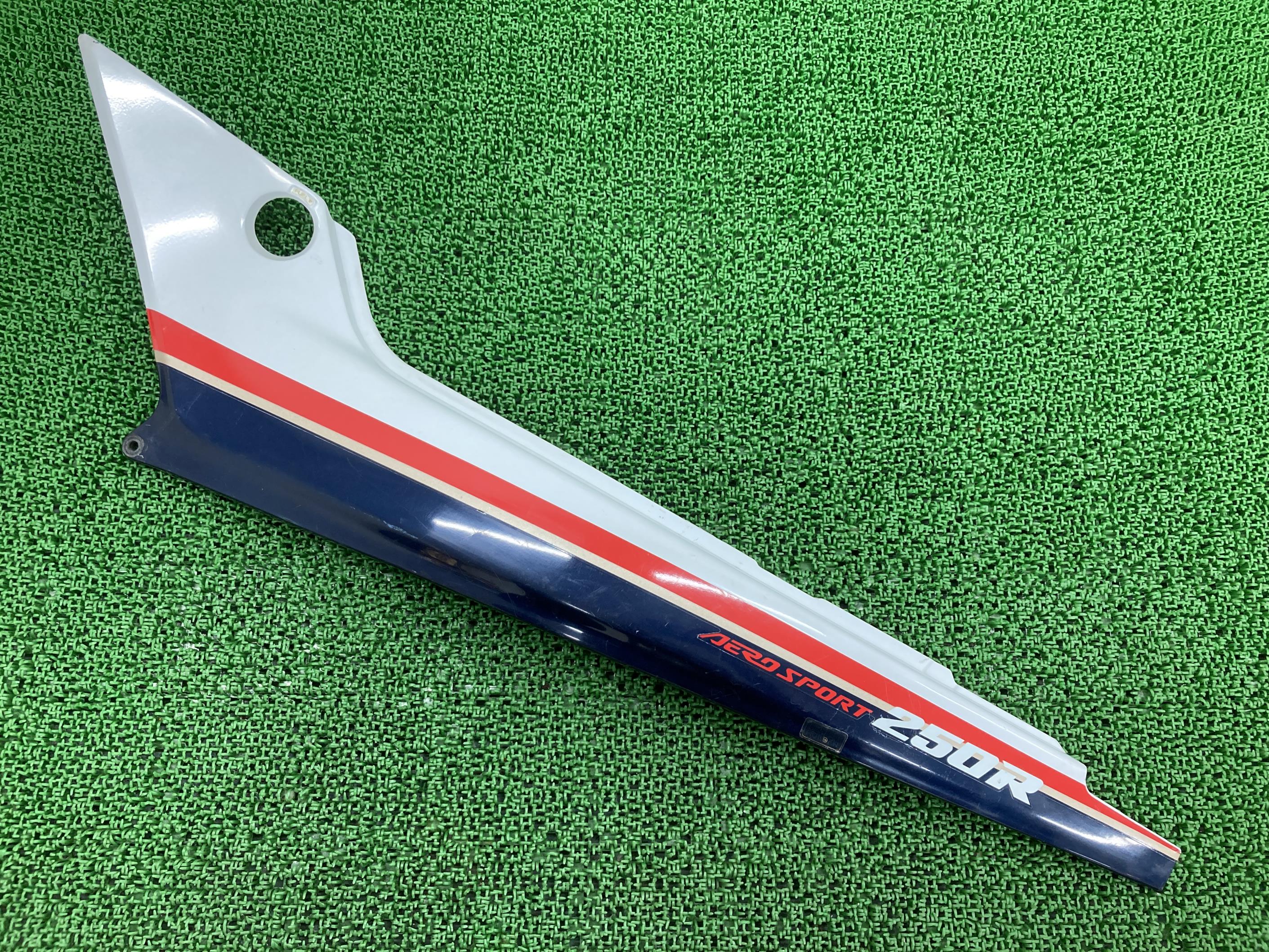 CBR250R シートカウル 左 白/赤/青 ホンダ 純正 バイク 部品 MC17 サイドカウル テールカウル 修復素材に 車検 Genuine 【中古】 49