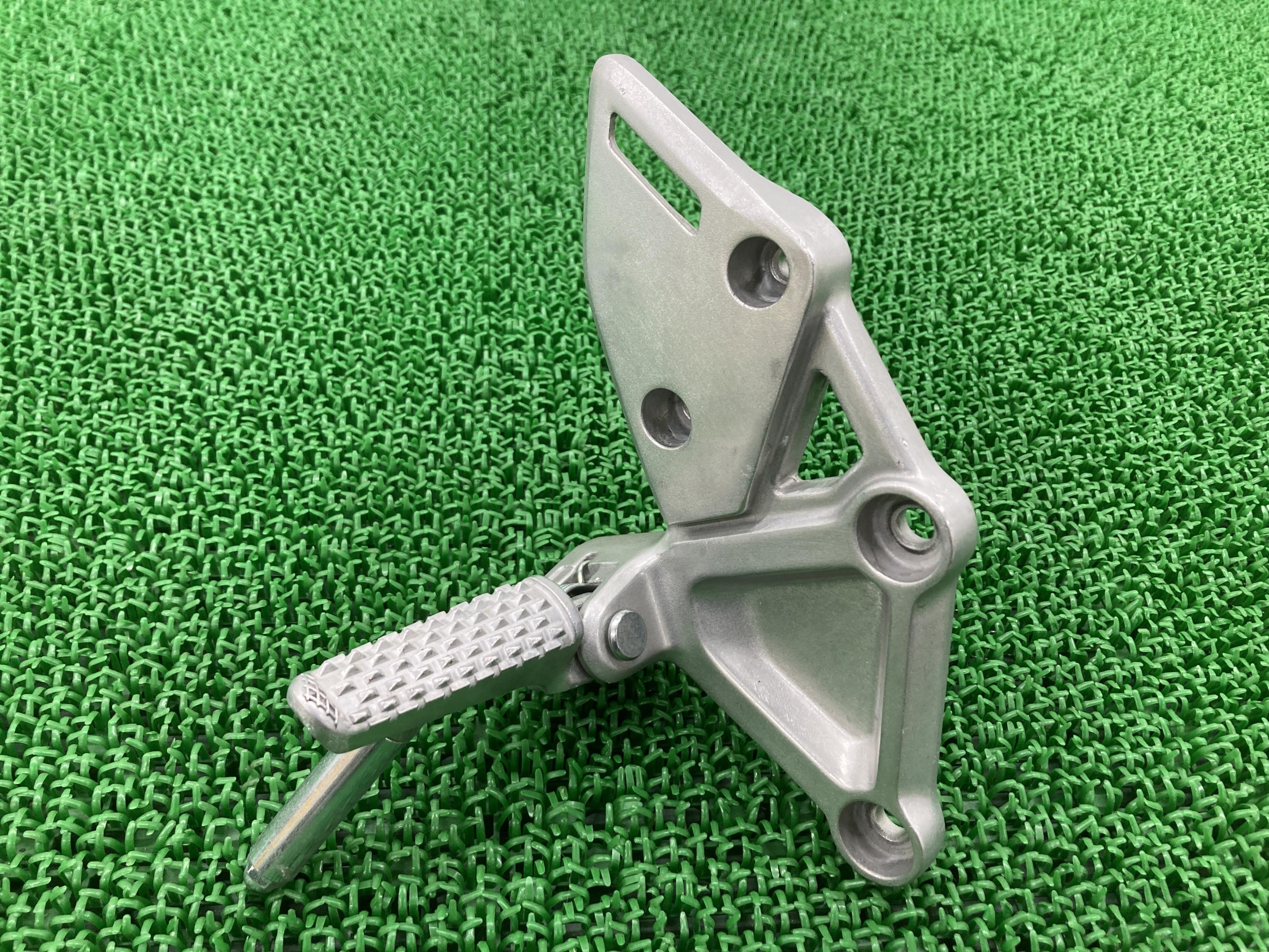 CB650R ステップ 右 ホンダ 純正 バイク 部品 RH03 ペグ メインステップ 曲がり無し 品薄 車検 Genuine 【中古】 89