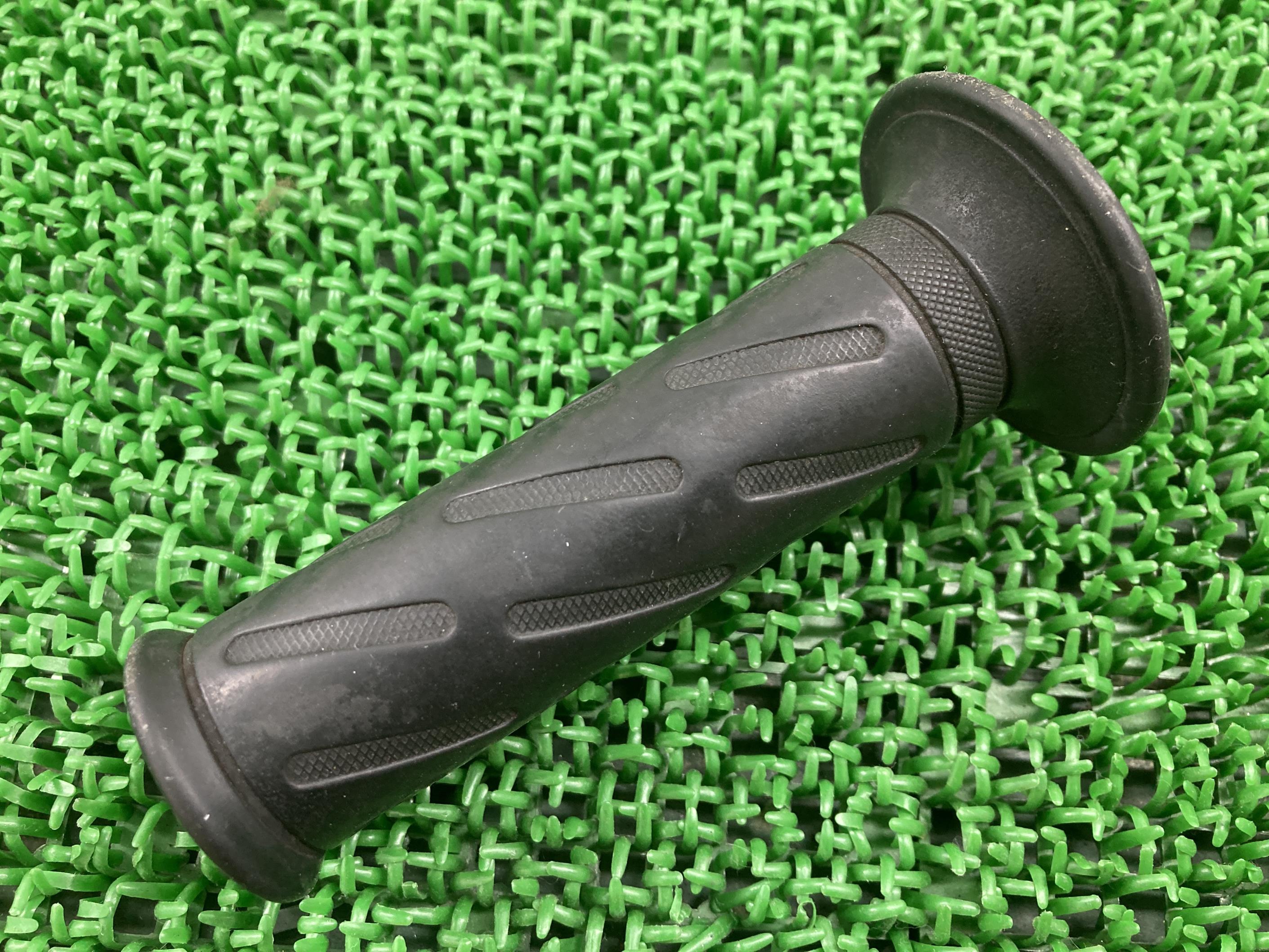 RGV250ガンマハンドルグリップ左スズキ純正バイク部品VJ22A修復素材に品薄希少品車検Genuine【中古】 29