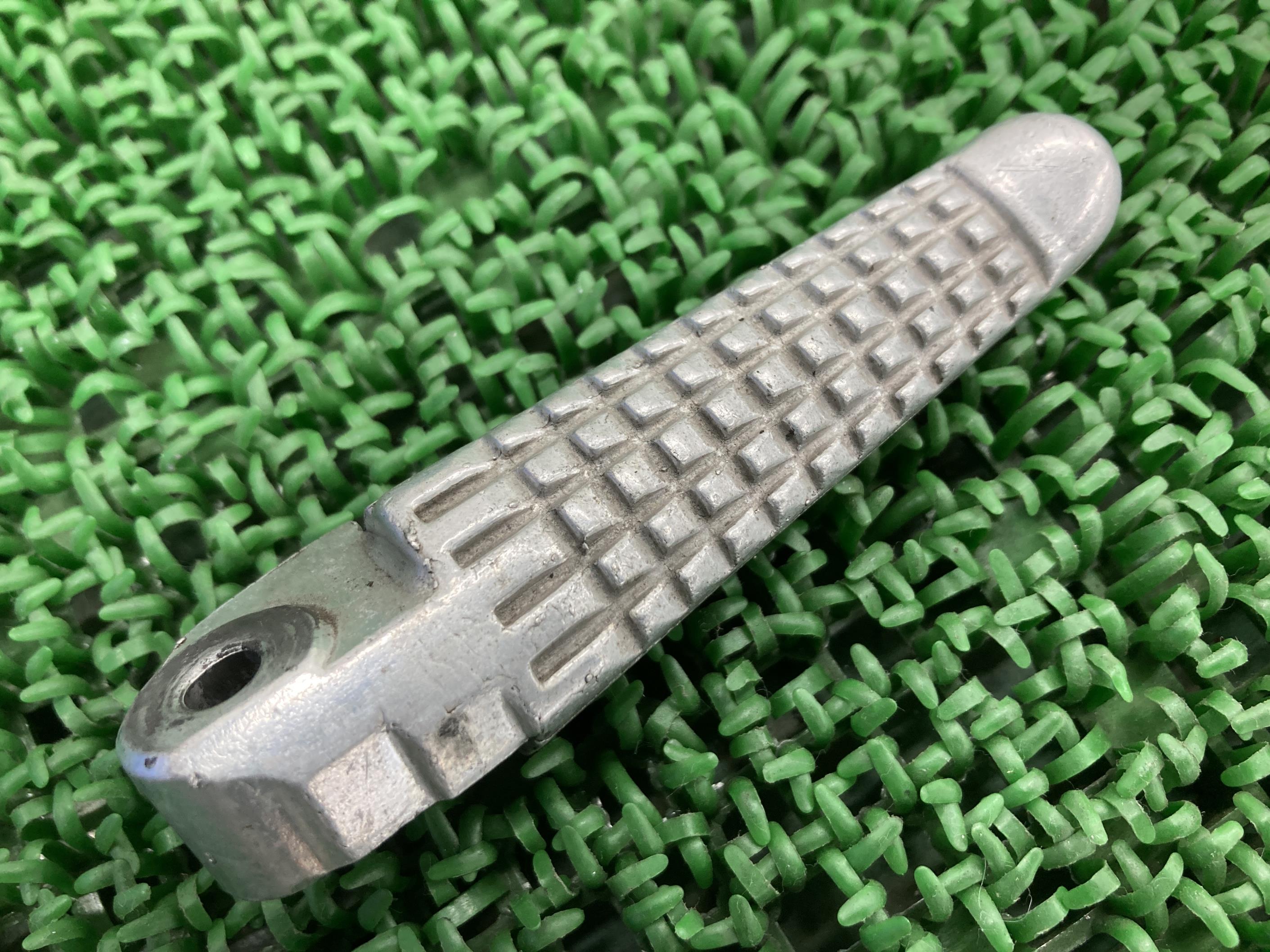 GSX-R750 タンデムステップペグ 右 スズキ 純正 バイク 部品 K0〜K3 GSX-R600 K1〜K3 GSX-R1000 車検 Genuine 【中...