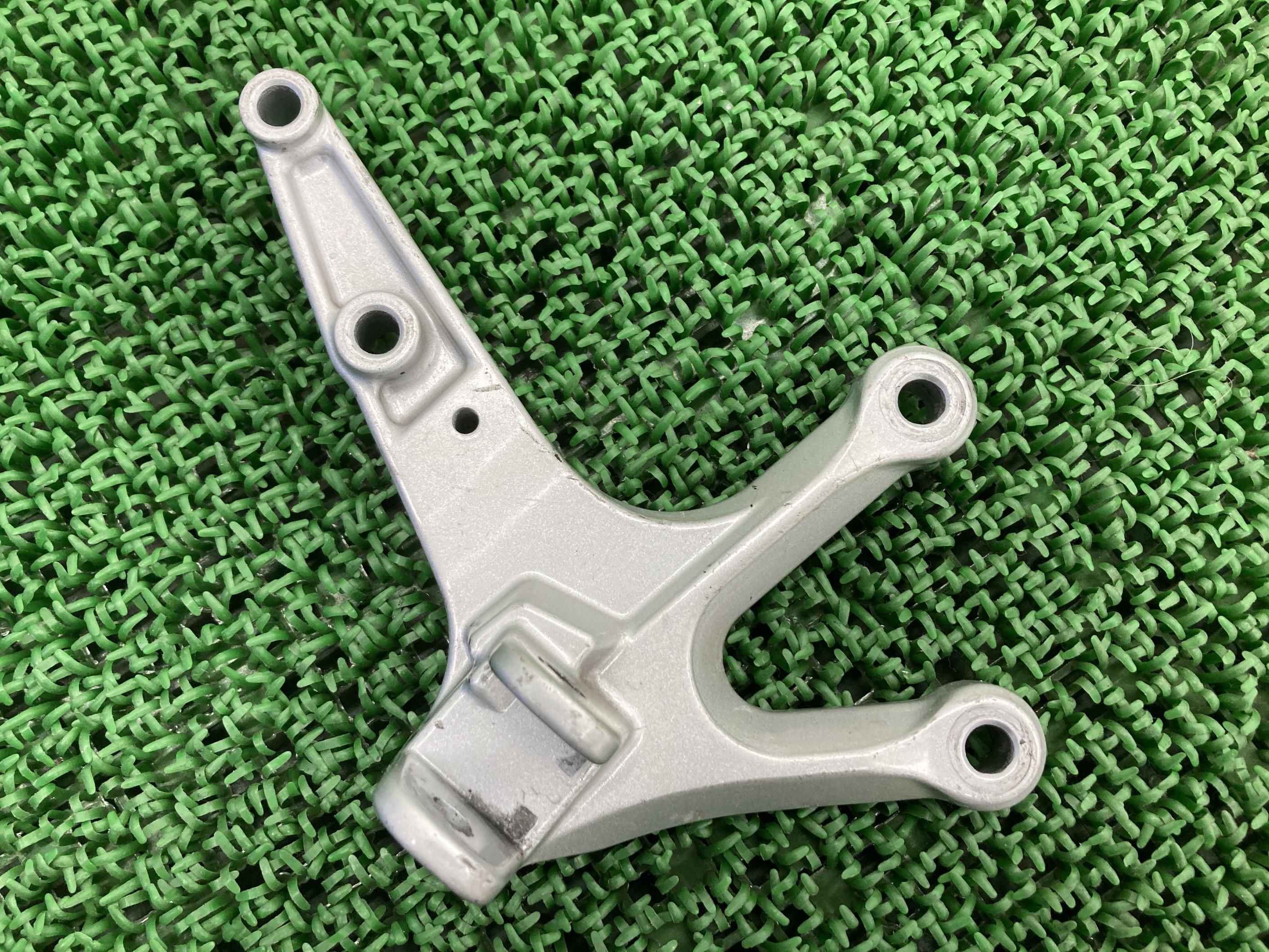 YZF-R25 ステップホルダー 右 ヤマハ 純正 バイク 部品 RG10J 曲がり無し 品薄 希少品 車検 Genuine 【中古】 6