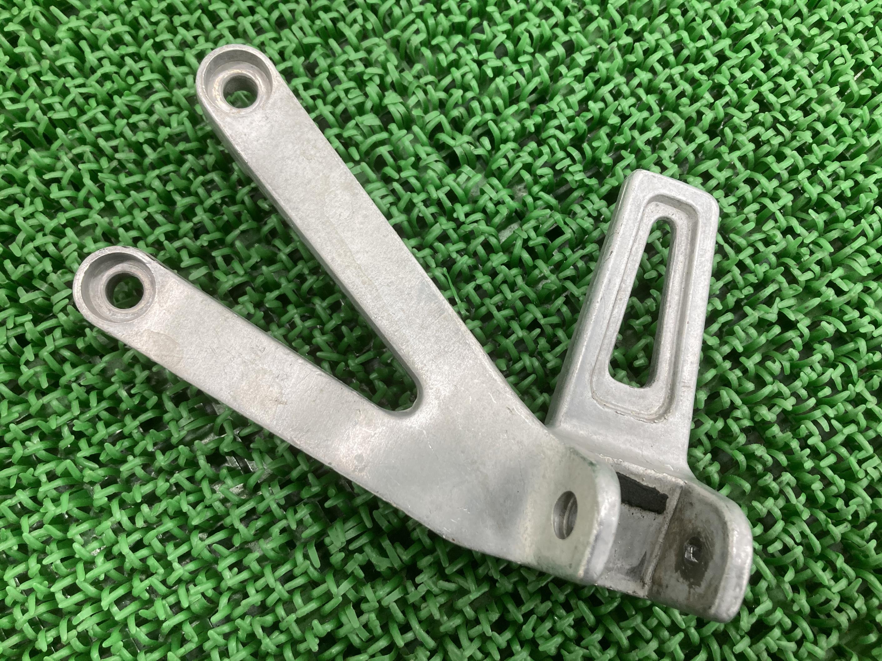 FZR250Rタンデムステップホルダー左ヤマハ純正バイク部品2KR3LN曲がり無し品薄希少品車検Genuine【中古】 76