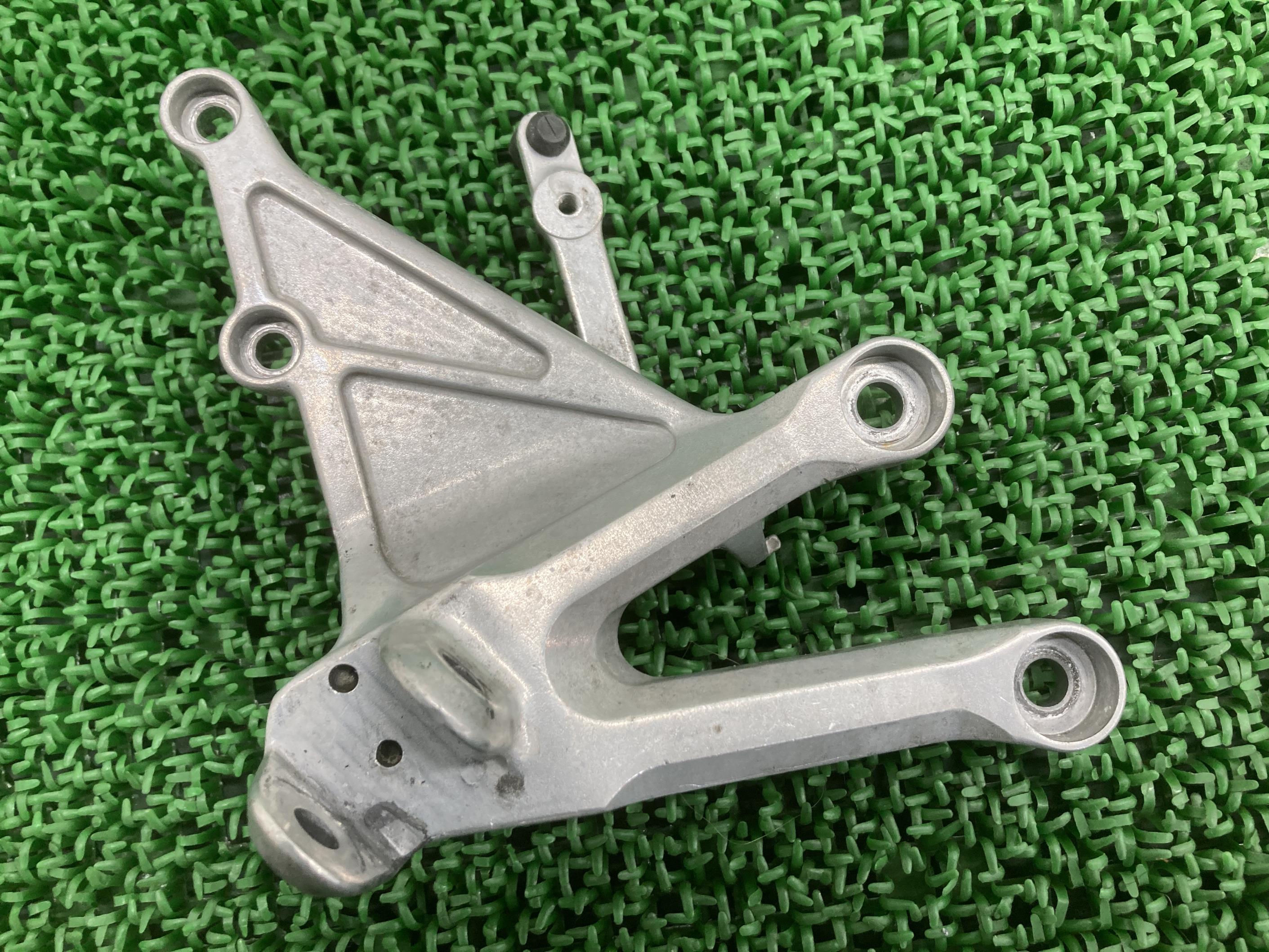 CBR1000RR ステップホルダー 右 ホンダ 純正 バイク 部品 SC57 曲がり無し 品薄 希少品 車検 Genuine 【中古】 72