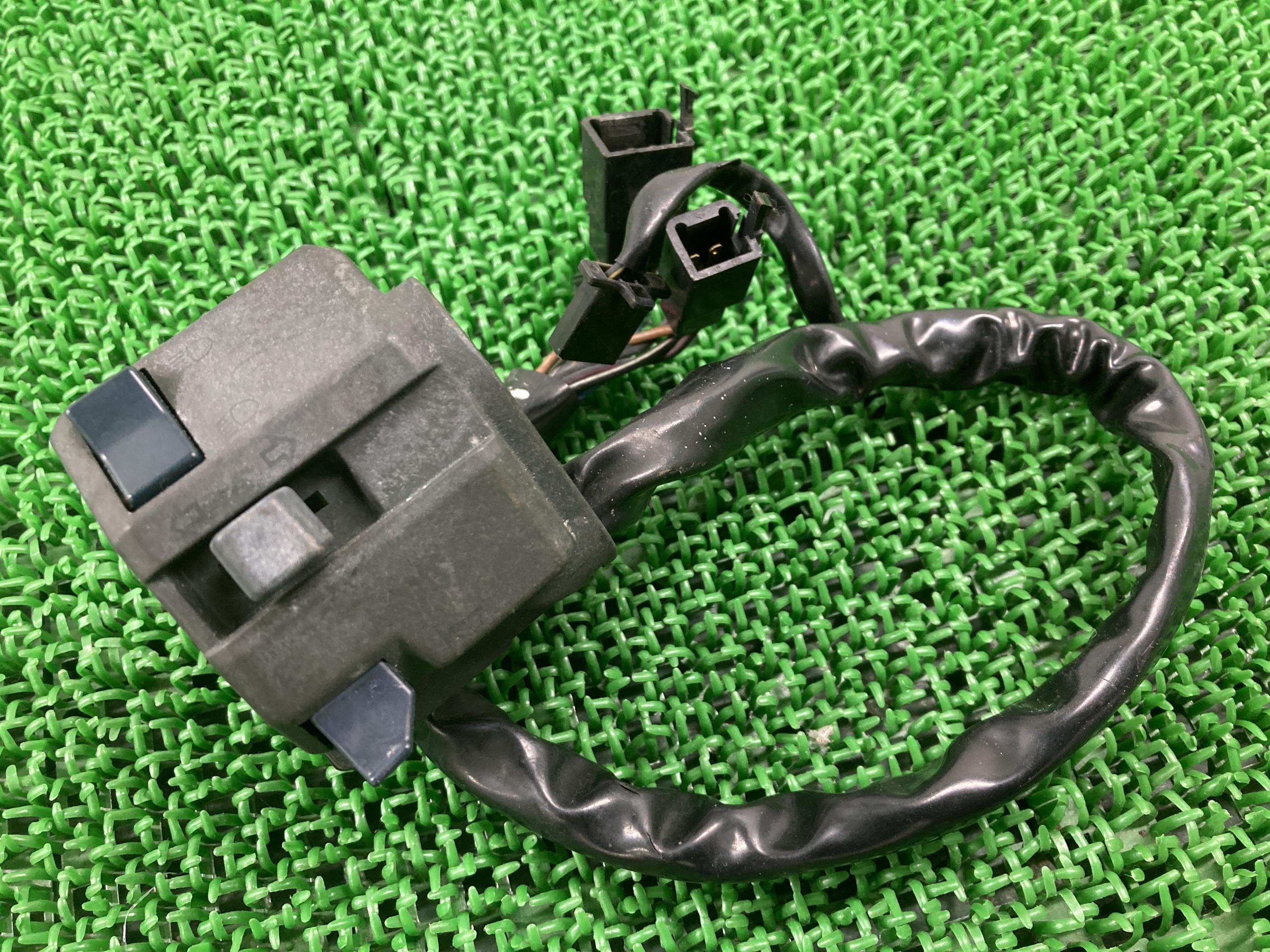 ZZ-R400ハンドルスイッチ左カワサキ純正バイク部品ZX400K割れ欠け無し品薄希少品車検Genuine【中古】 58