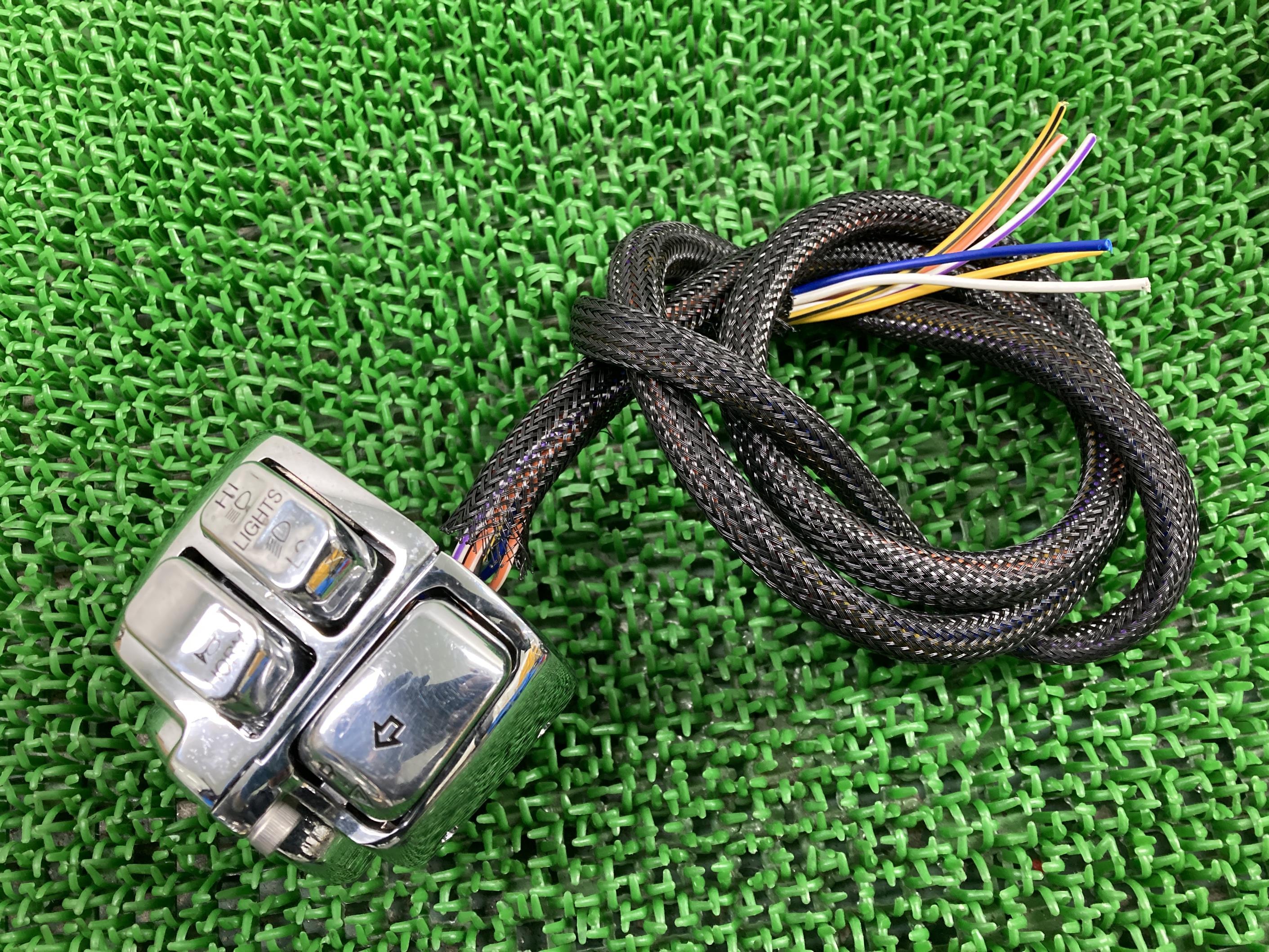 ソフテイルハンドルスイッチ左社外バイク部品ハーレーTC88FLSTFXSTクローム修復素材に【中古】 54