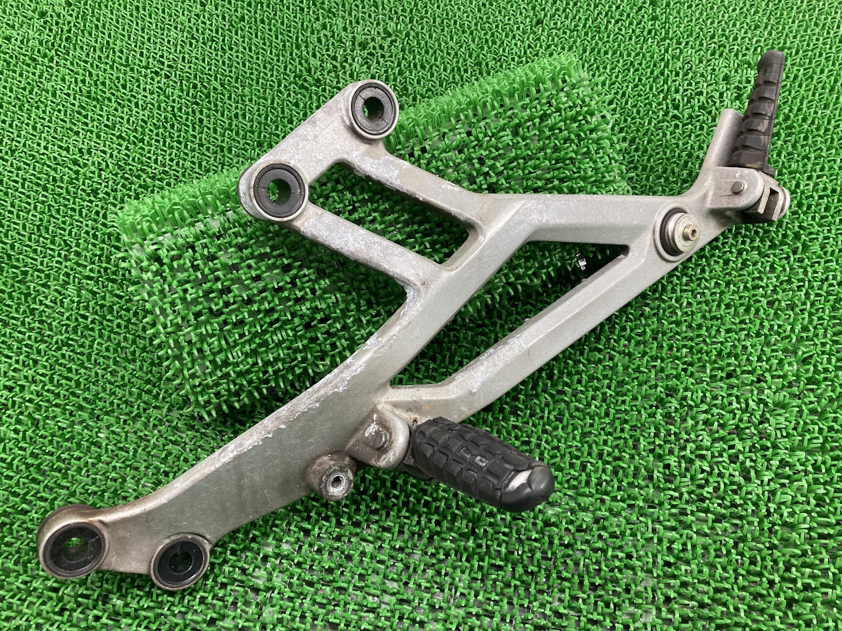 モンスター900 ステッププレート 左 ドゥカティ 純正 バイク 部品 MONSTER モンスター400 M400 M900 車検 Genuine 【中古】 87