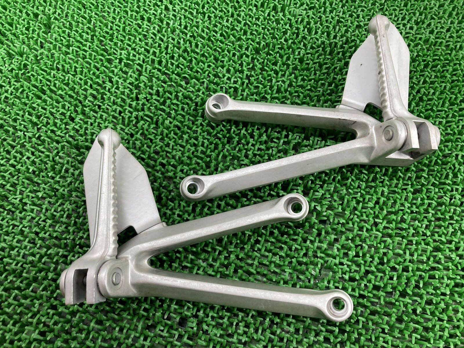 999ビポスト タンデムステップ 左右 82410811A/82410821A ドゥカティ 純正 バイク 部品 82410811A 82410821A BIPO...