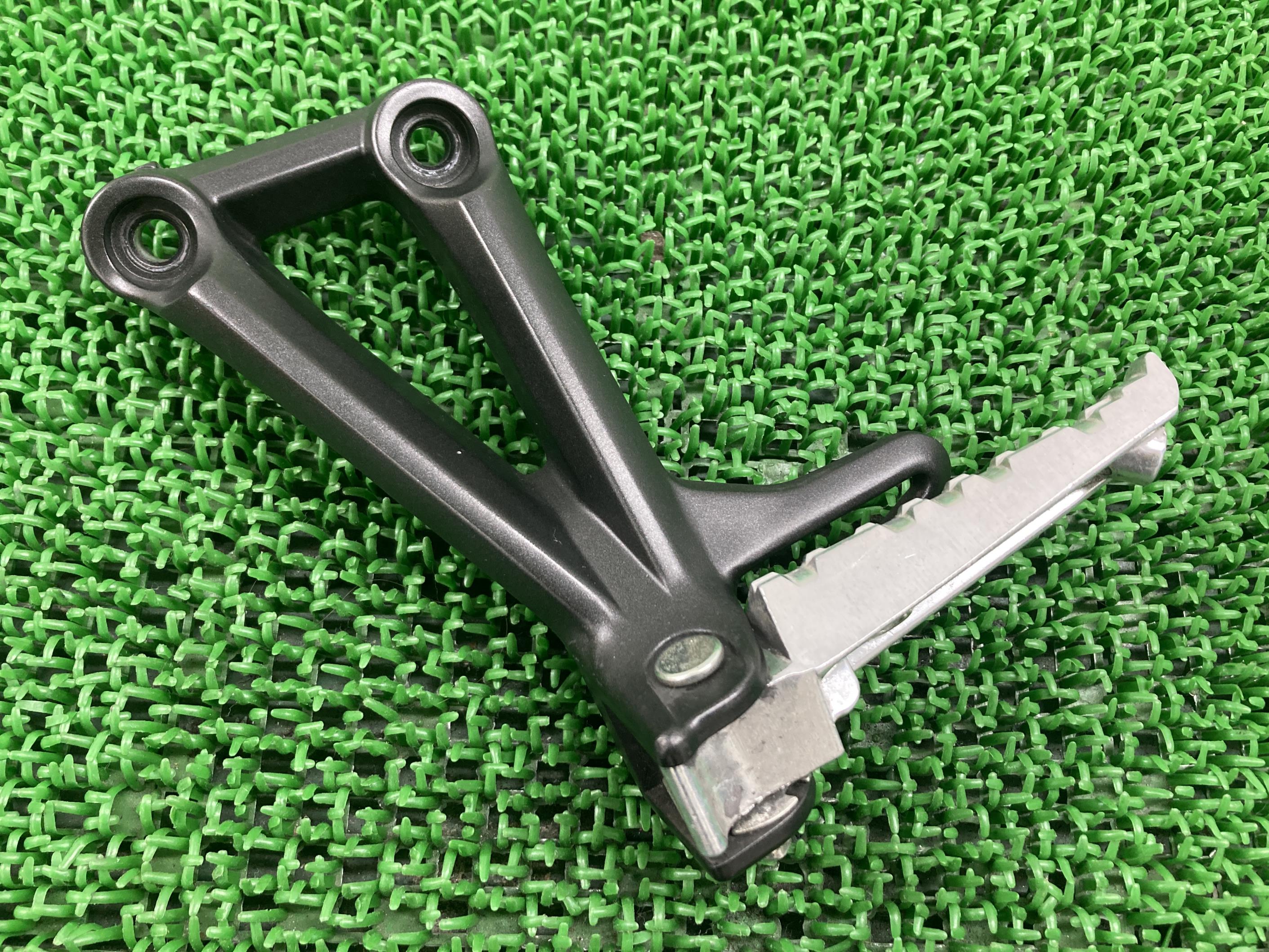 MT-09 タンデムステップ 左 ヤマハ 純正 バイク 部品 RN34J ペグ コンディション良好 曲がり無し 品薄 車検 Genuine 【中古】 16