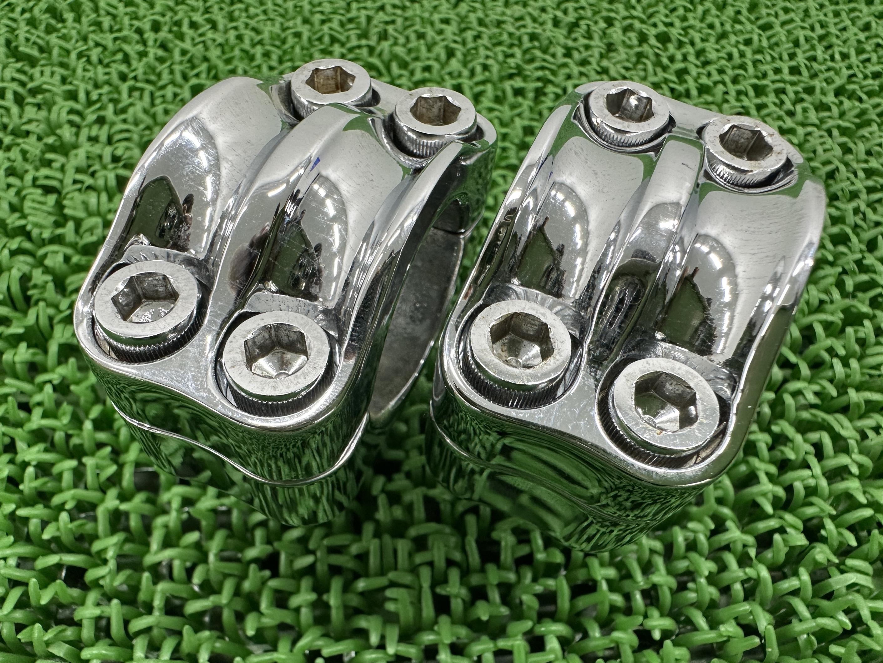 ハーレーハンドルポスト左右社外バイク部品1.25インチハンドル用2インチストレートライザースポーツスターソフテイルコンディション良好【中古】 81