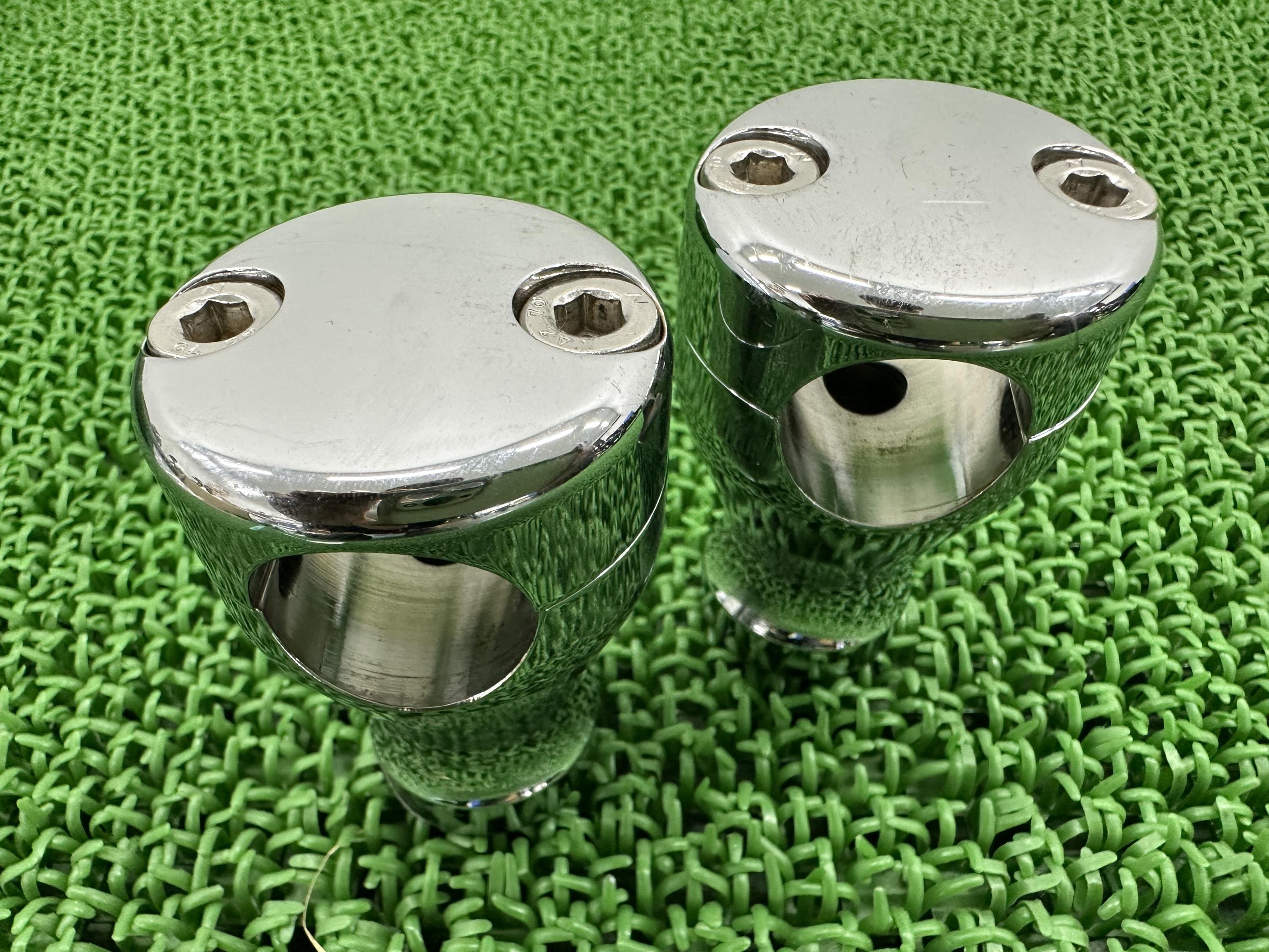 ハリケーン製ドラッグスター400ハンドルポスト左右社外バイク部品4TRVH01J2.5インチストレートライザー1インチハンドル用曲がり無し【中古】 80