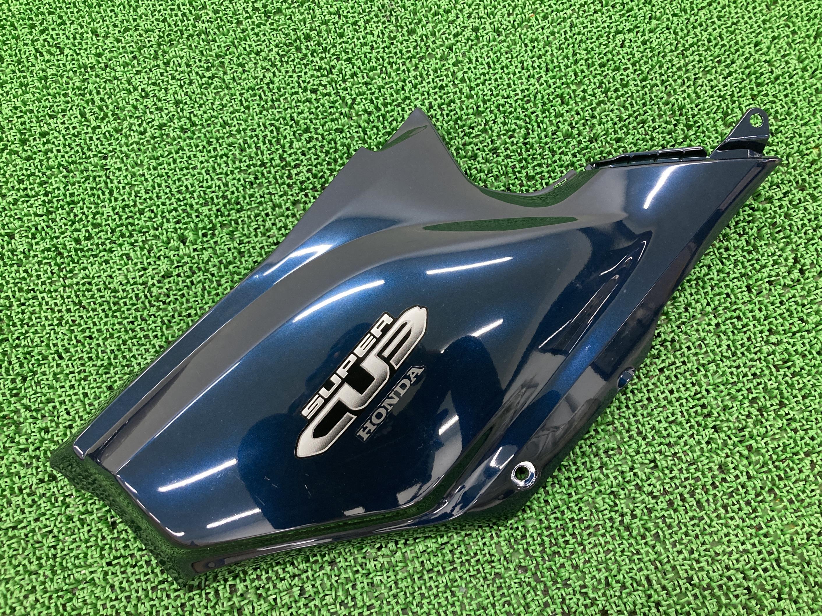 スーパーカブ110 サイドカウル 右 紺M ホンダ 純正 バイク 部品 JA10 シートカウル ボディ-カバー コケキズ無し 品薄 車検 Genuine 【中古】