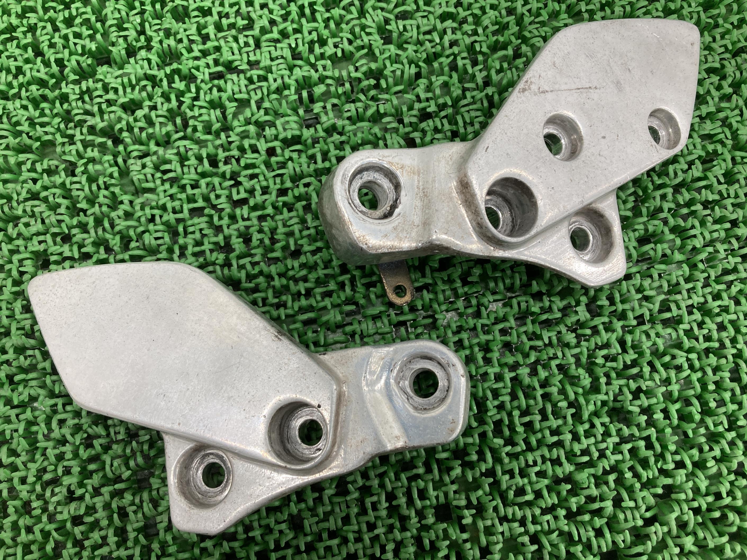 XJR1200 ステップホルダー 左右 ヤマハ 純正 バイク 部品 曲がり無し 品薄 希少品 車検 Genuine 【中古】 27