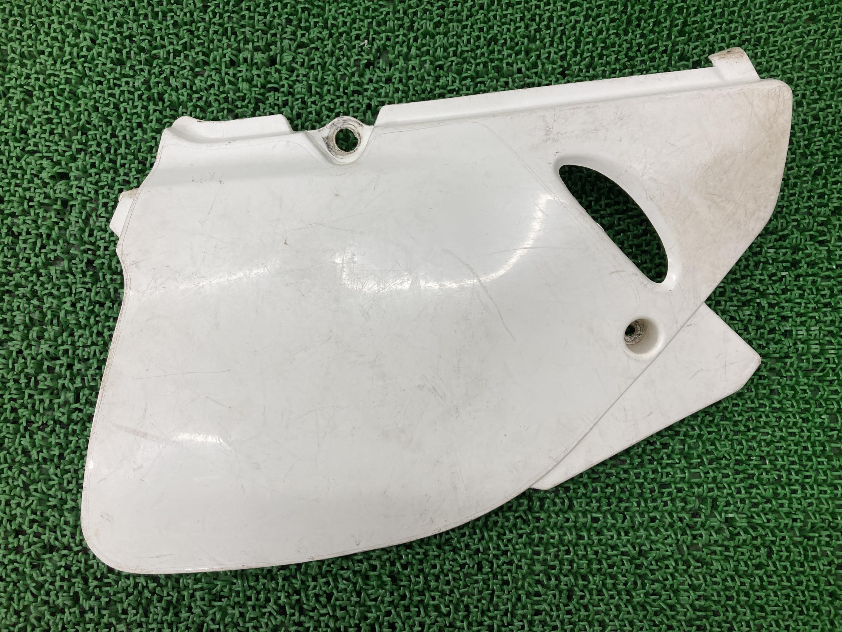 RM250 シュラウド 右 白 スズキ 純正 バイク 部品 93年-95年 サイドカウル リアカウル コケキズ無し 品薄 車検 Genuine 【中古】 51