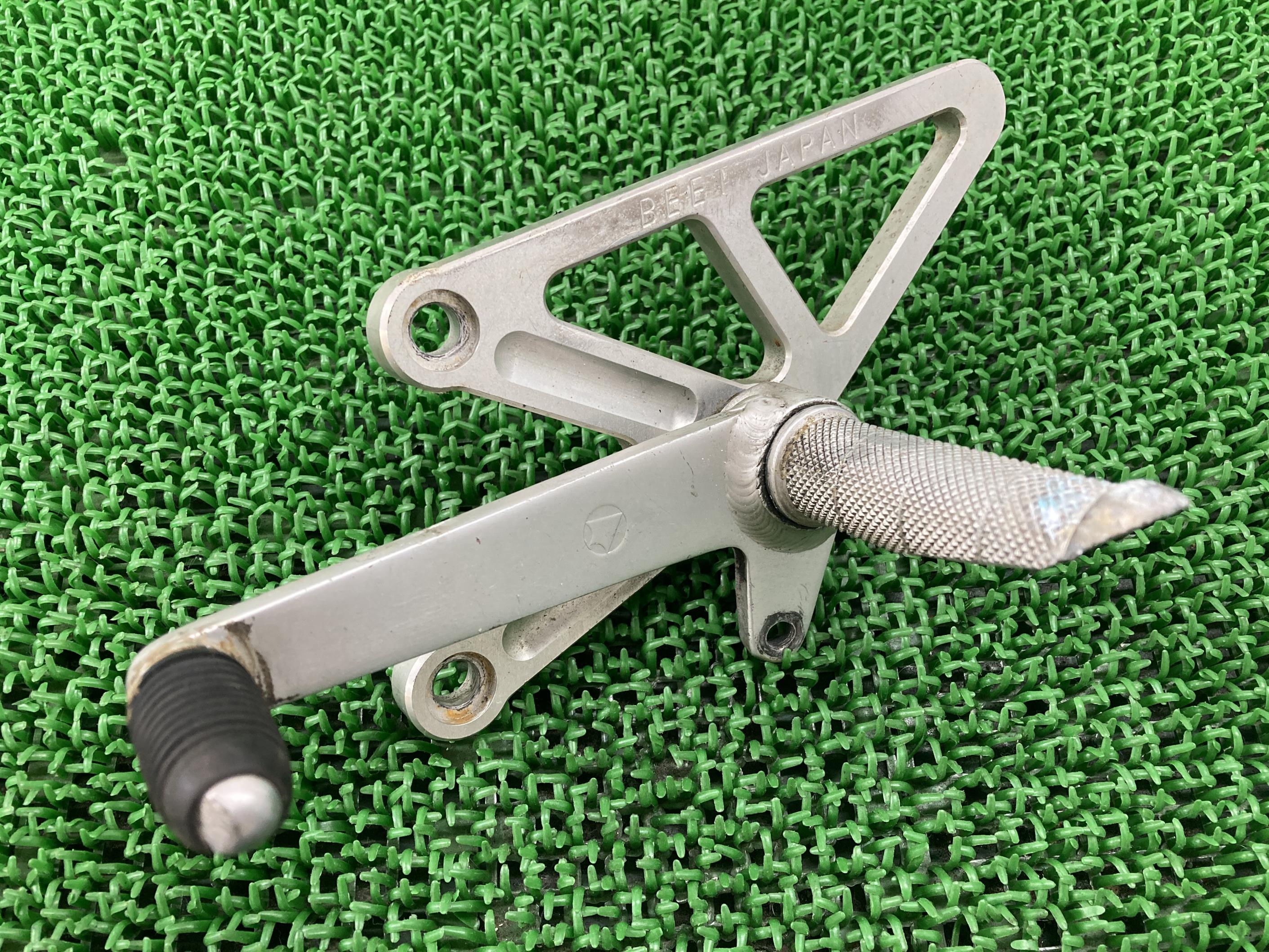 BEET製ZX-9Rバックステップ左社外バイク部品ZX900BB型廃盤シフトペダルペグペイント素材に【中古】 83