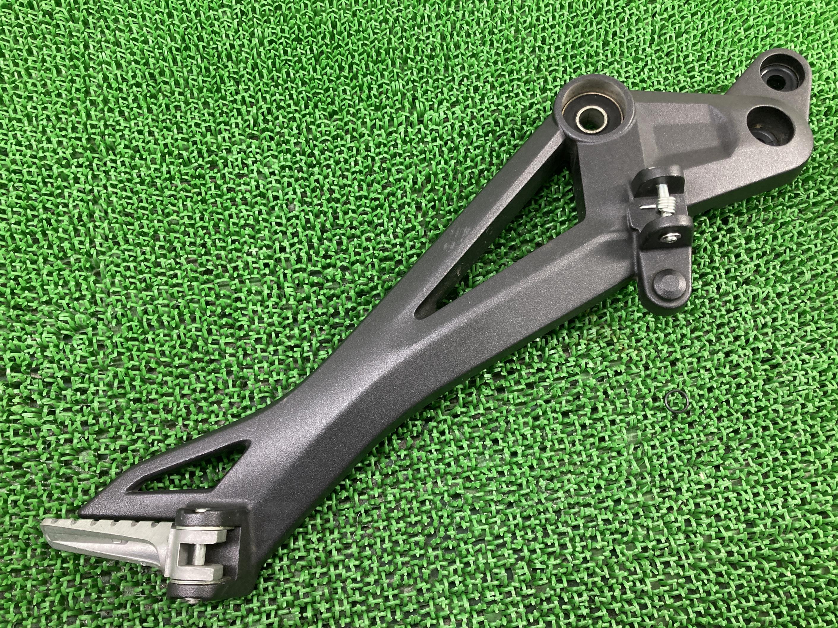 M796 ステッププレート 右 ドゥカティ 純正 バイク 部品 モンスター MONSTER コンディション良好 曲がり無し 車検 Genuine 【中古】 22