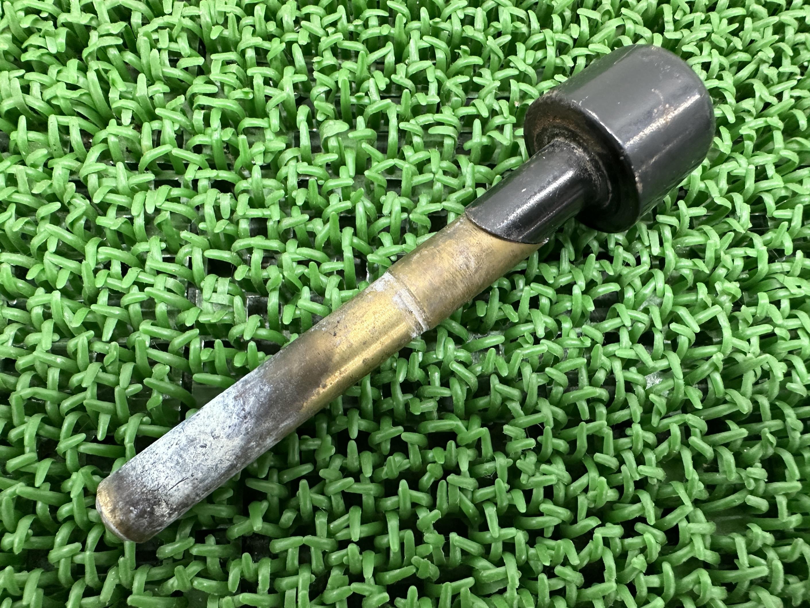 690デュークハンドルバーエンド片側KTM純正バイク部品DUKEハンドルウェイトグリップエンドペイント素材に曲がり無し車検Genuine【中古】 58