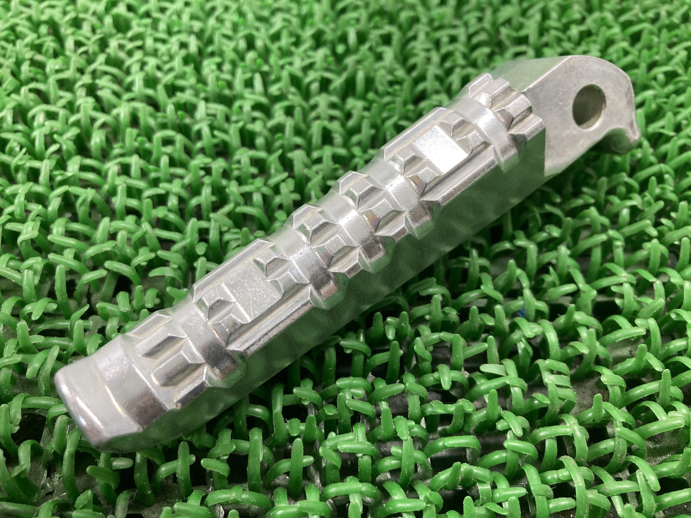 MT-09 タンデムステップペグ 右 RN34J-007*** ヤマハ 純正 バイク 部品 2016年式外し RN34J コンディション良好 曲がり無し 品薄 ...