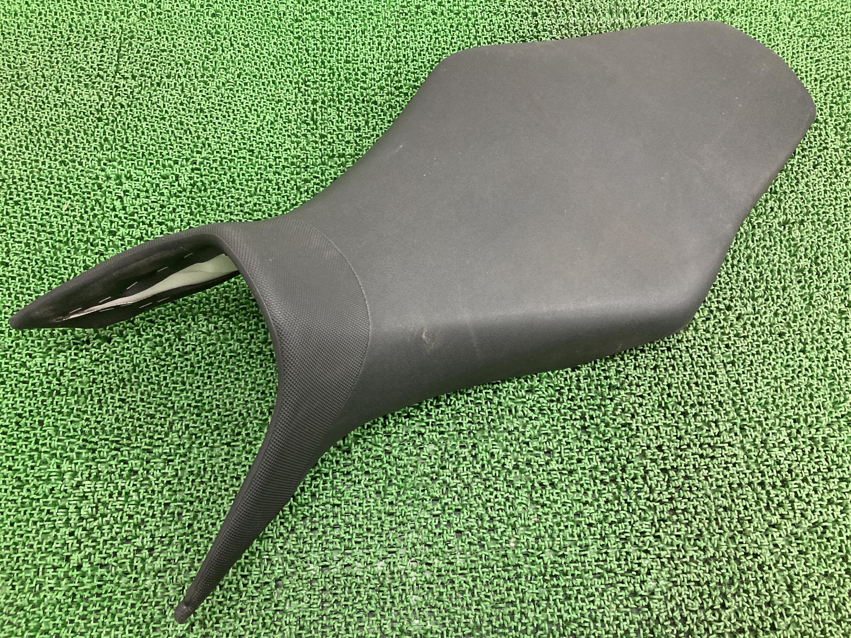 MT-09 シート ヤマハ 純正 バイク 部品 RN34J 安心のノーマル 修復素材や張り替えベースに 品薄 希少品 車検 Genuine 【中古】 48
