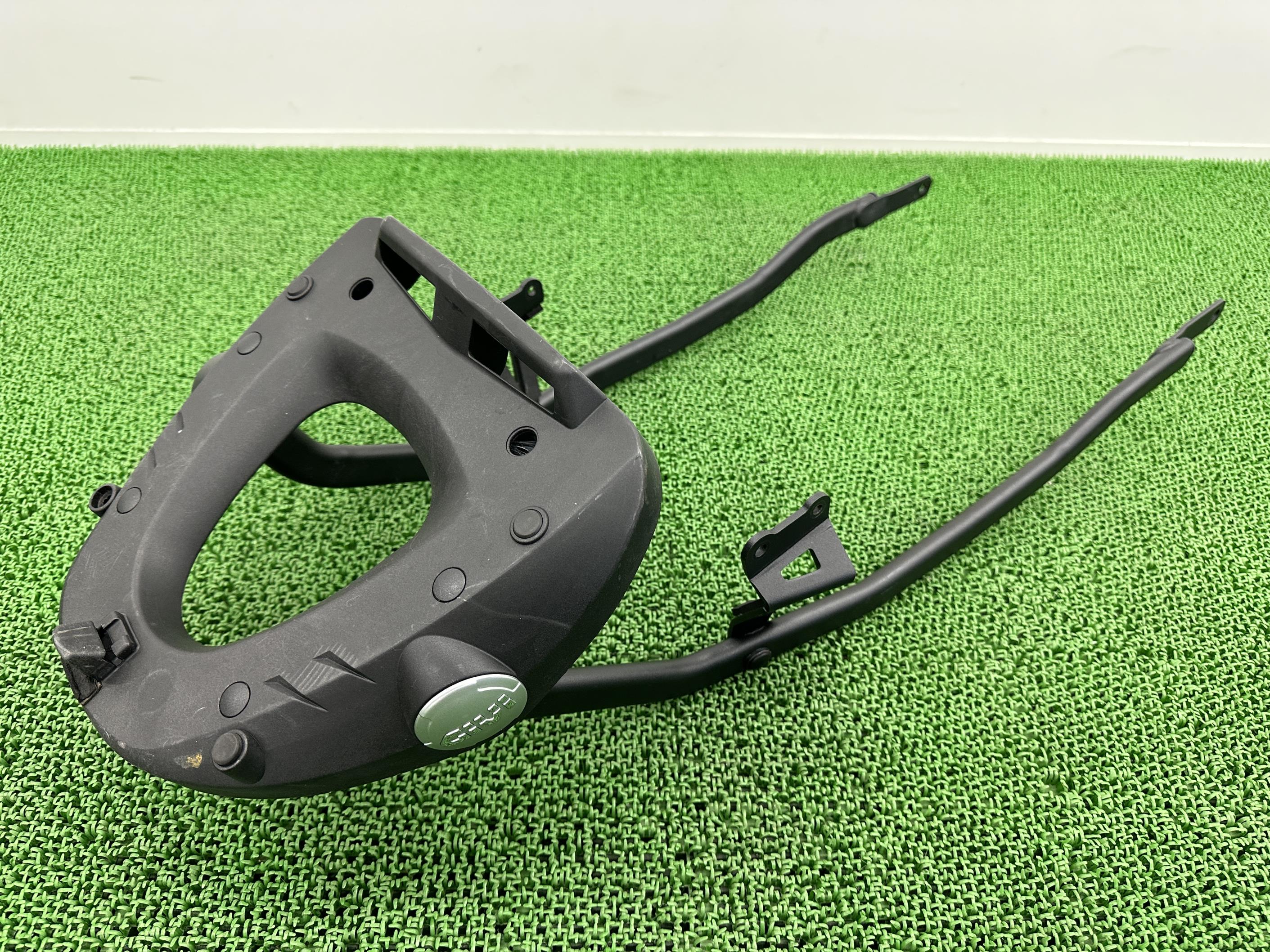 GIVI製バンディット1250Sリアキャリア社外バイク部品GW72Aモノラック用フィッティングキャリアトップケースステー曲がり無し【中古】