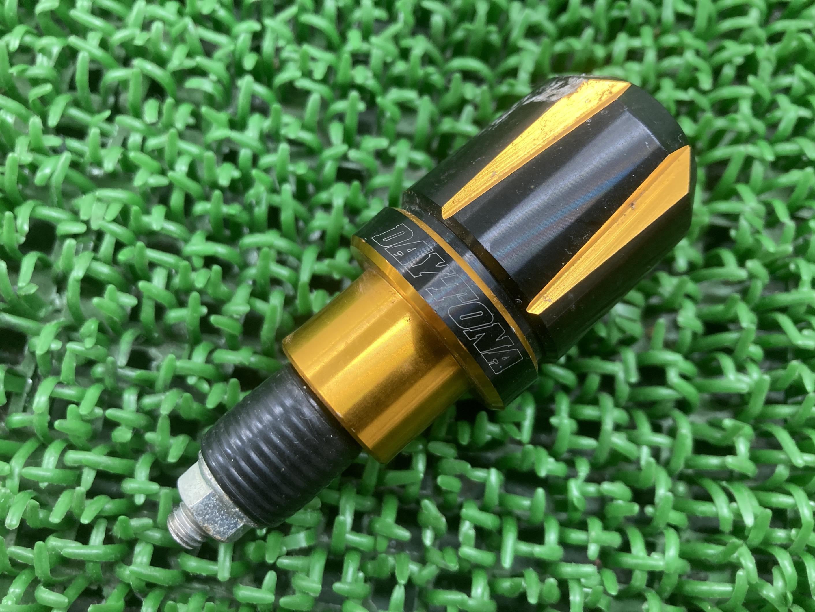 デイトナ製CB400SFハンドルバーエンド片側社外バイク部品内径14-19mm用プレミアムゾーンアルミグリップエンドウエイトペイント素材に【中古】 35