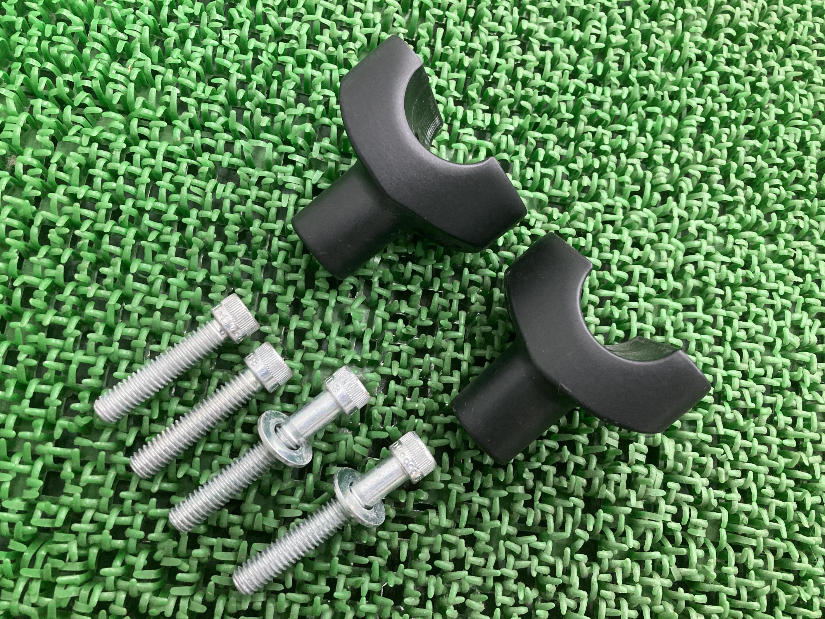 XL883N ハンドルポスト 左右 ハーレー 純正 バイク 部品 56116-82A 56117-82A スポーツスター 14-22年 ハンドルクランプ 車検 ...