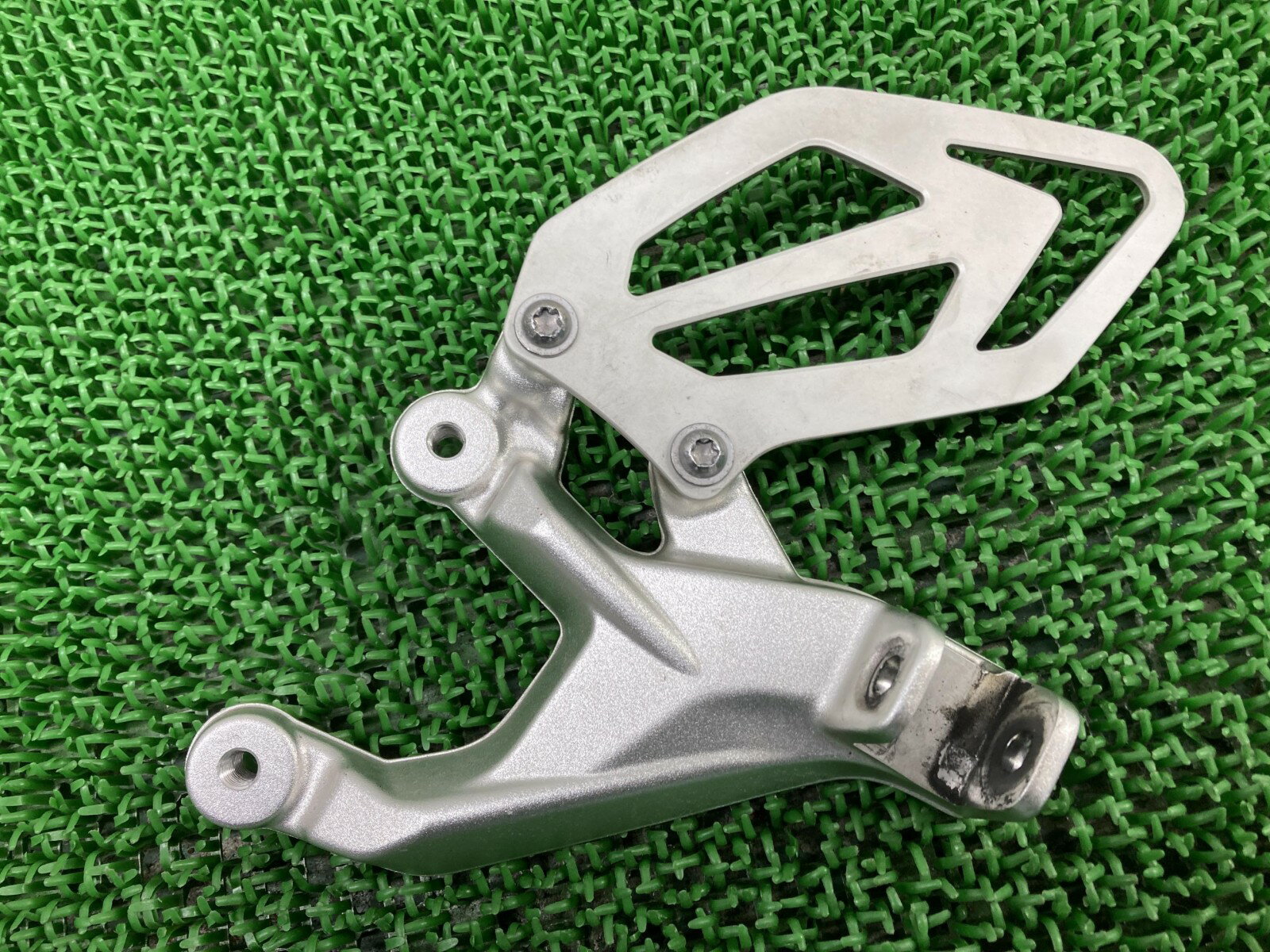 S1000RR ステップホルダー 左 7728307-01 WB10D1009GZ338*** BMW 純正 バイク 部品 K46 メインステップ 曲がり無し ...