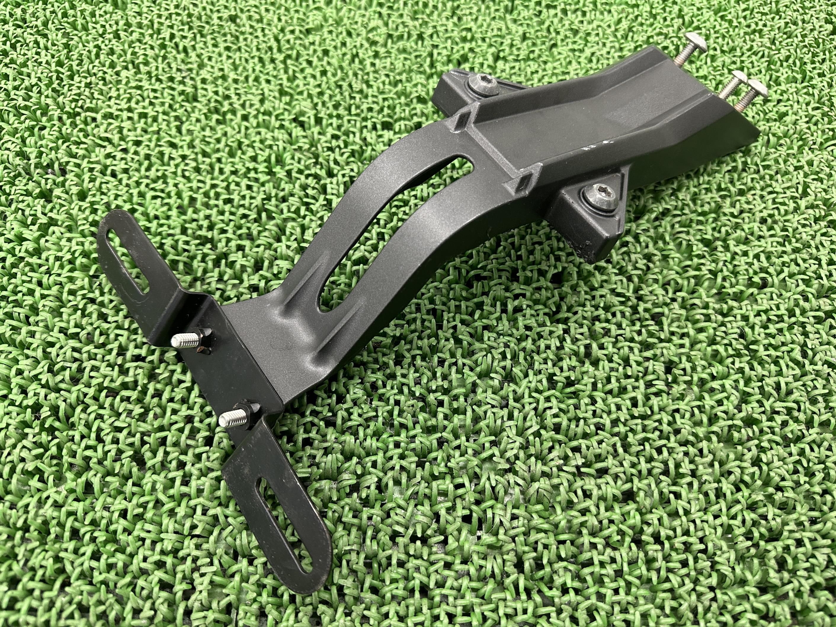 ZX-6Rリアフェンダーステーカワサキ純正バイク部品ZX600Rナンバーステーブラケット割れ欠け無しカスタム素材に安心のノーマル車検Genuine【中古】