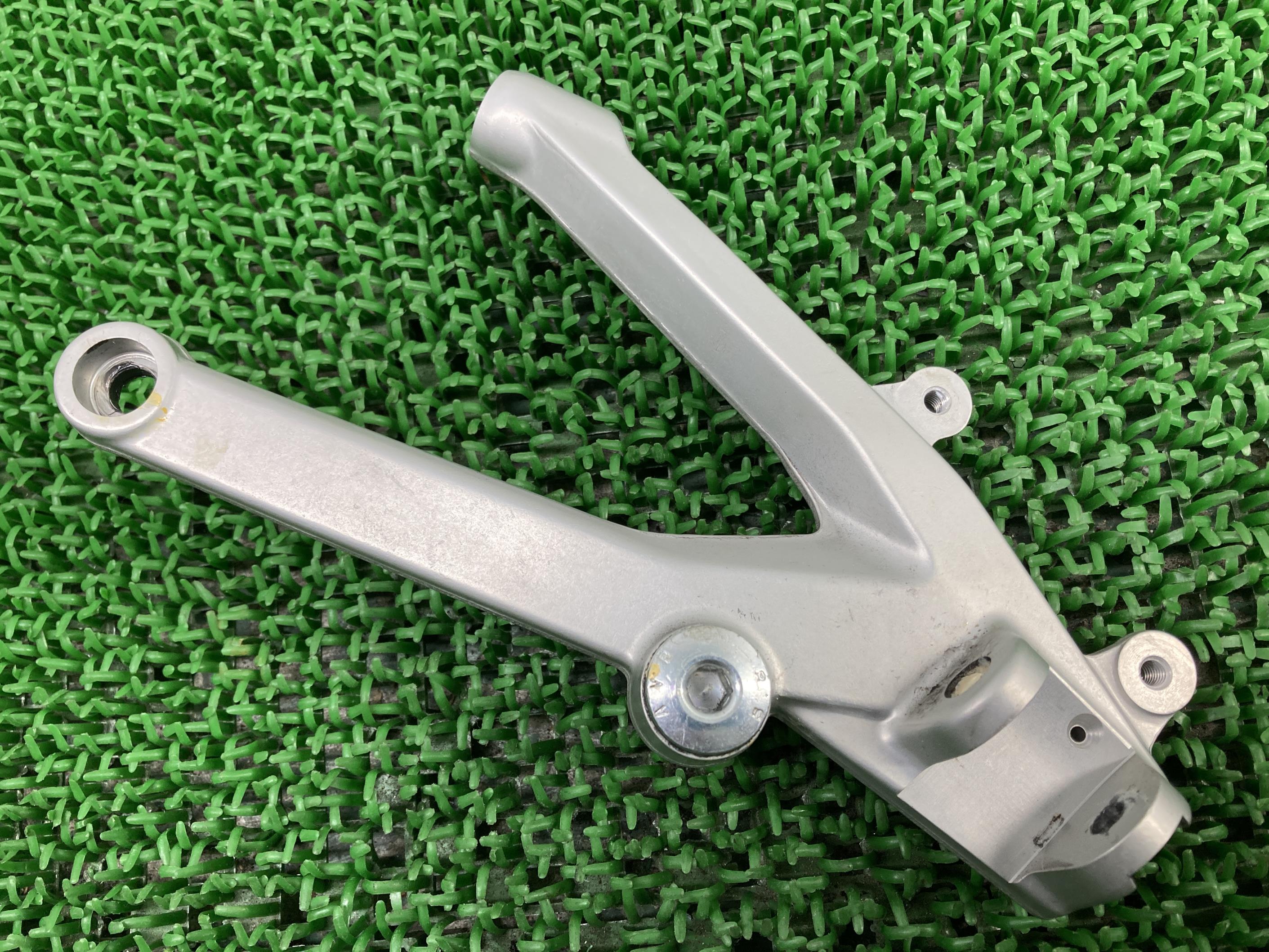 パニガーレV4S ステップホルダー 左 ドゥカティ 純正 バイク 部品 ZDMDA00AA PanigaleV4S メインステップ コンディション良好 車検 Genuine 【中古】 70