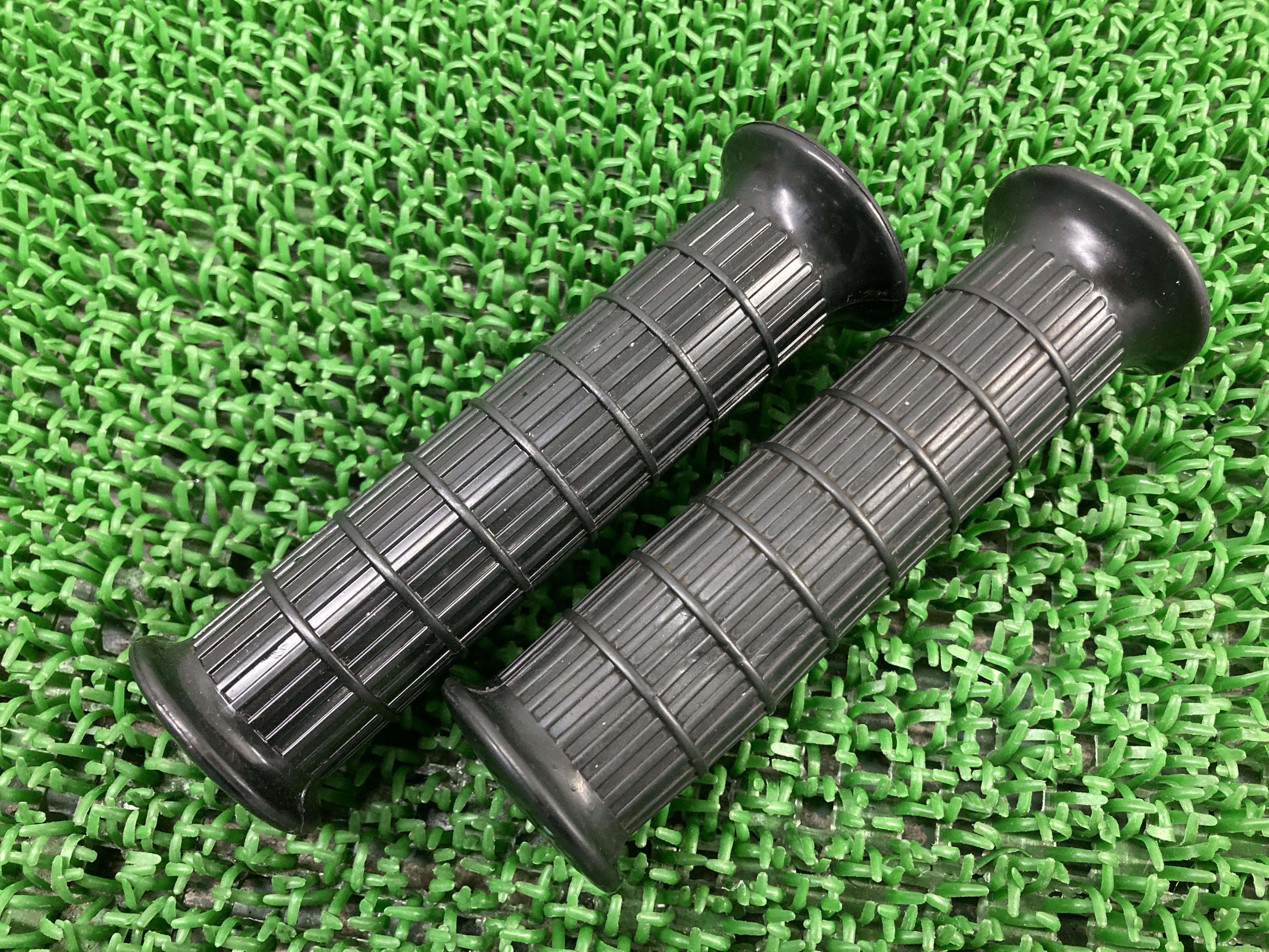 CB750FOURハンドルグリップ左右社外バイク部品ノーマル旧車タイプカスタム素材に品薄希少品【中古】 33