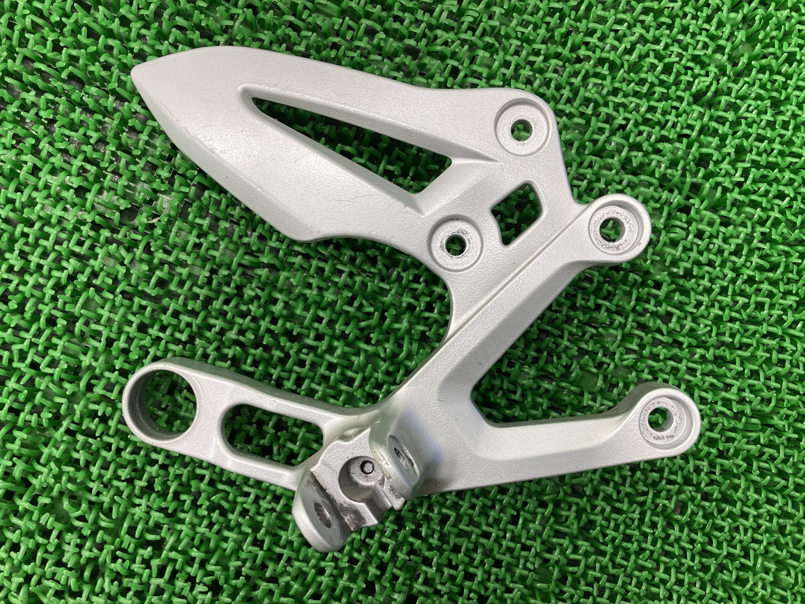 GSX-S1000F ステップホルダー 右 スズキ 純正 バイク 部品 GT79A メインステップ 曲がり無し 品薄 希少品 車検 Genuine 【中古】 9...