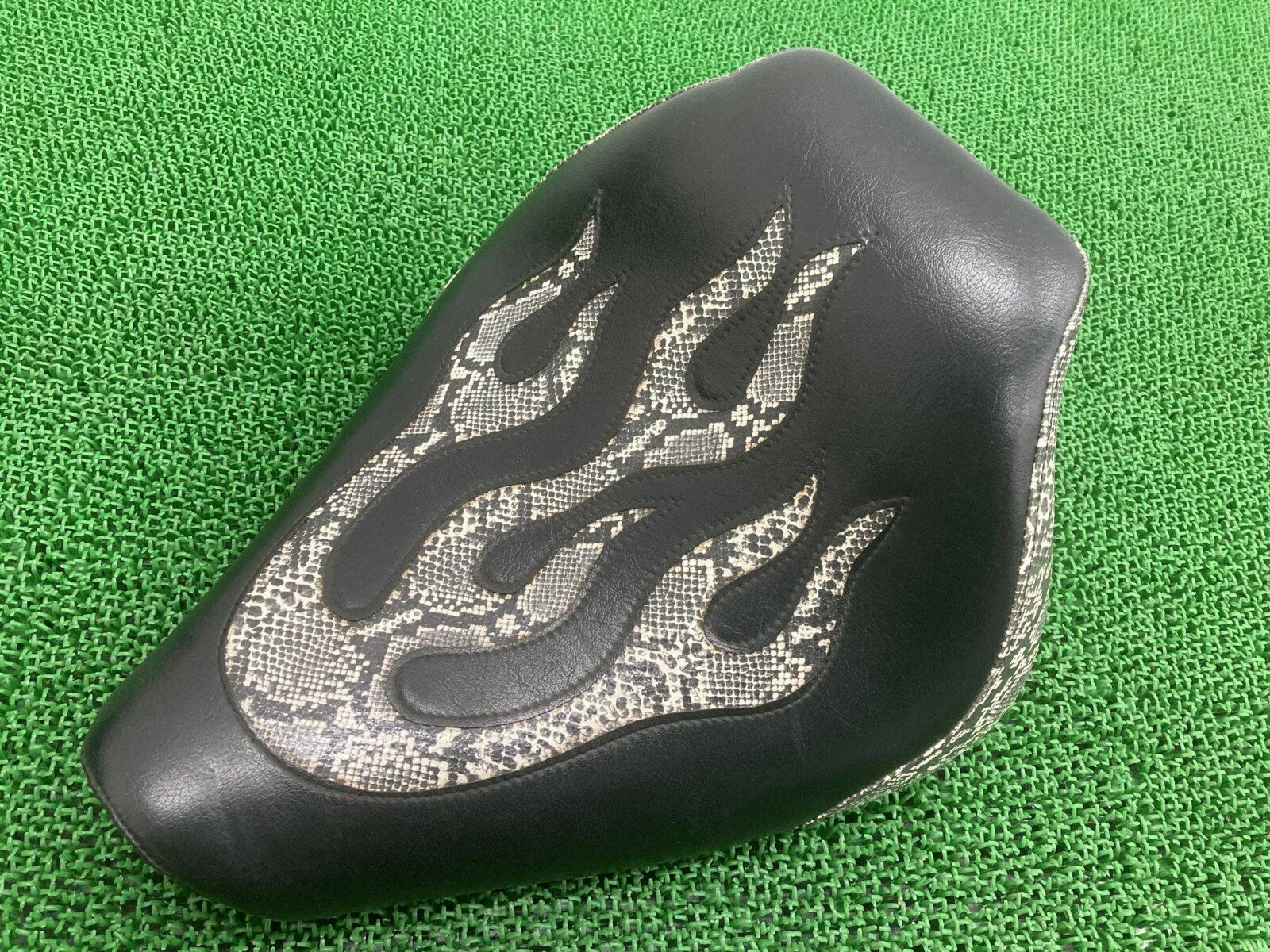 アメリカンドリームス製FXCWC1580 フロントシート 社外 バイク 部品 ハーレー ソフテイルロッカーC ファイアー パイソン ソロシート カスタム素材に 【中古】 Id