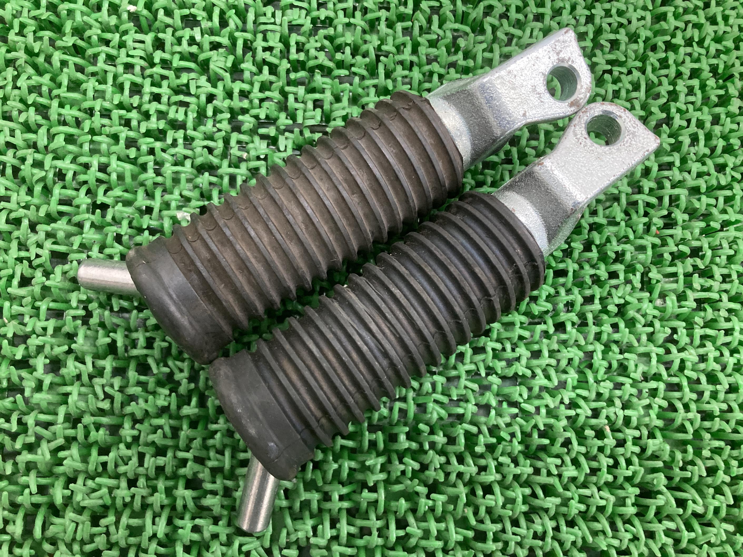 XL1200Xステップペグ左右ハーレー純正バイク部品フォーティーエイトスポーツスター曲がり無し品薄希少品車検Genuine【中古】 14