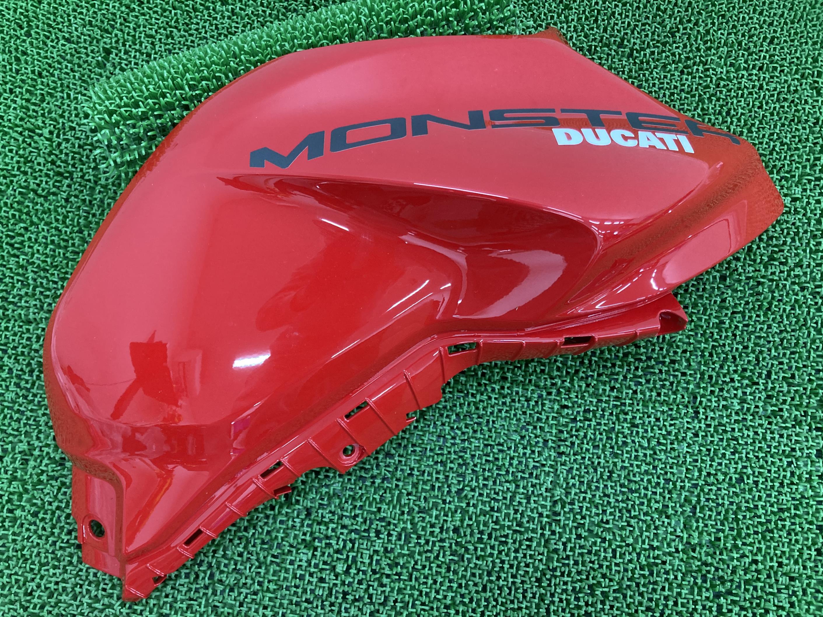 M937プラス タンクサイドカバー 右 ドゥカティ 純正 バイク 部品 モンスター950 修復素材に コケキズ無し 車検 Genuine 【中古】 95