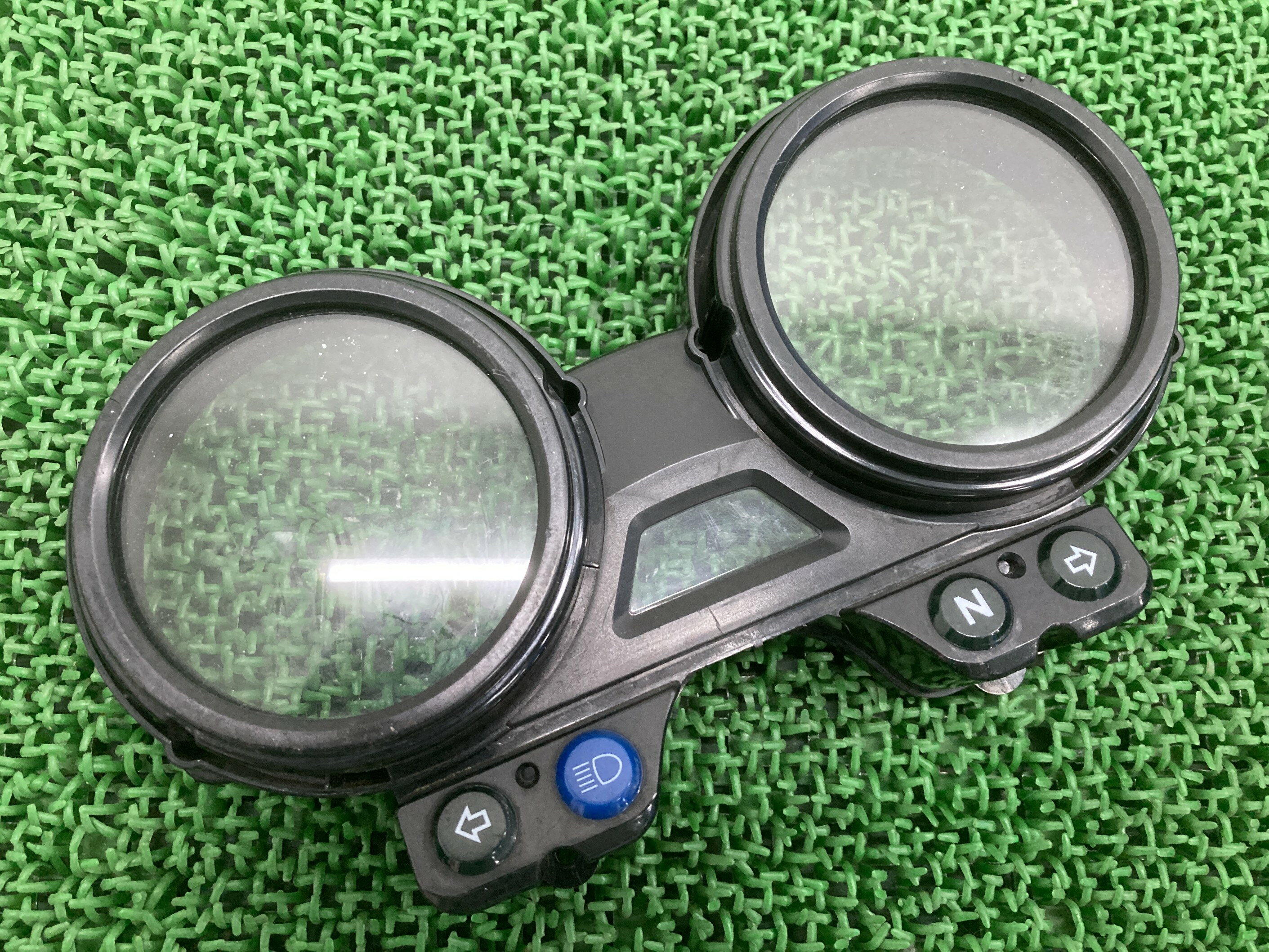 ZRX400メーターカバーカワサキ純正バイク部品ZR400Eメーターケースペイント素材に割れ欠けなし希少品品薄車検Genuine【中古】 74