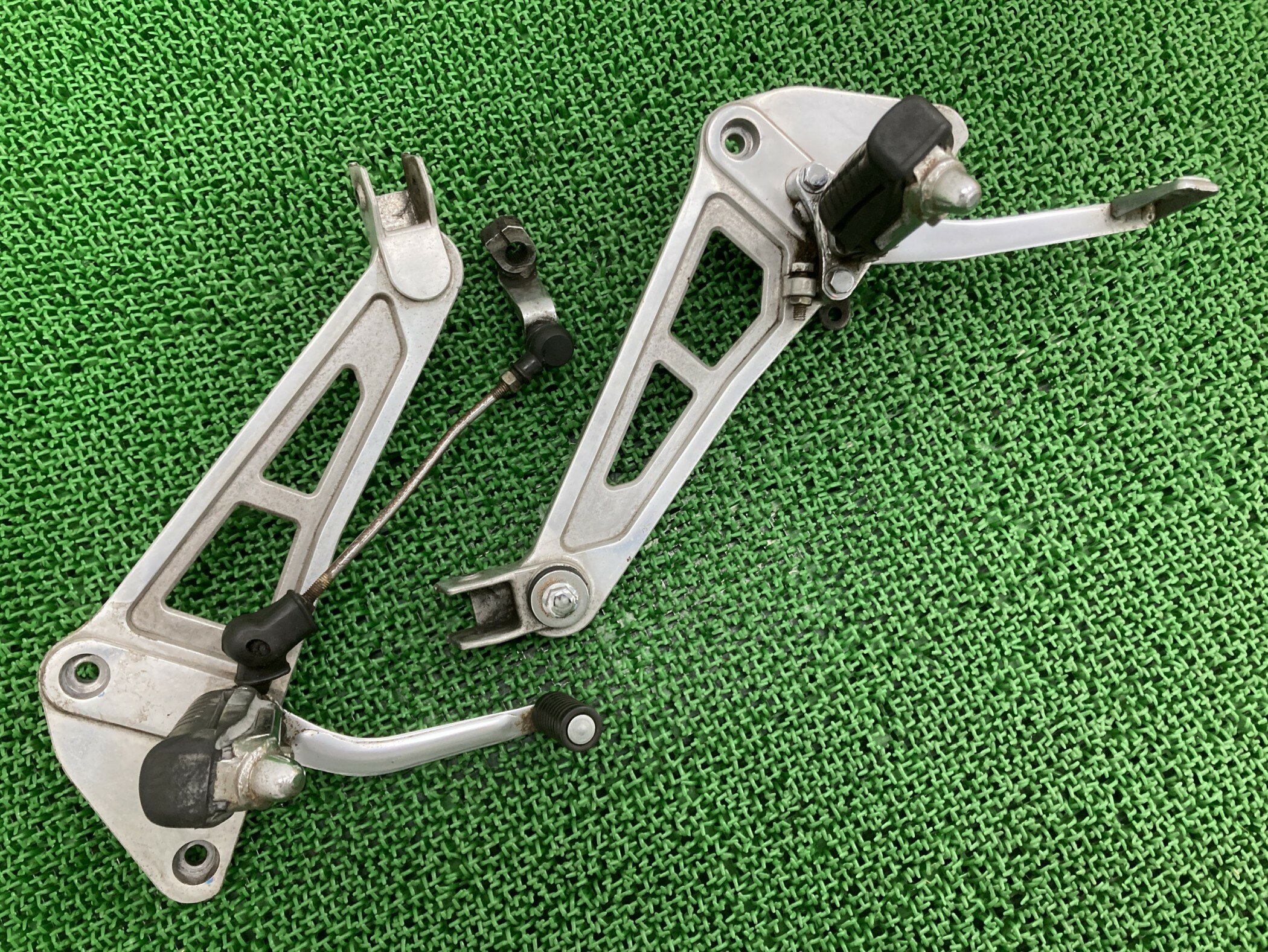 GB250クラブマン ステップ 左右 ホンダ 純正 バイク 部品 MC10 修復素材に シフトペダル ブレーキペダル コケキズ無し 車検 Genuine 【中古...