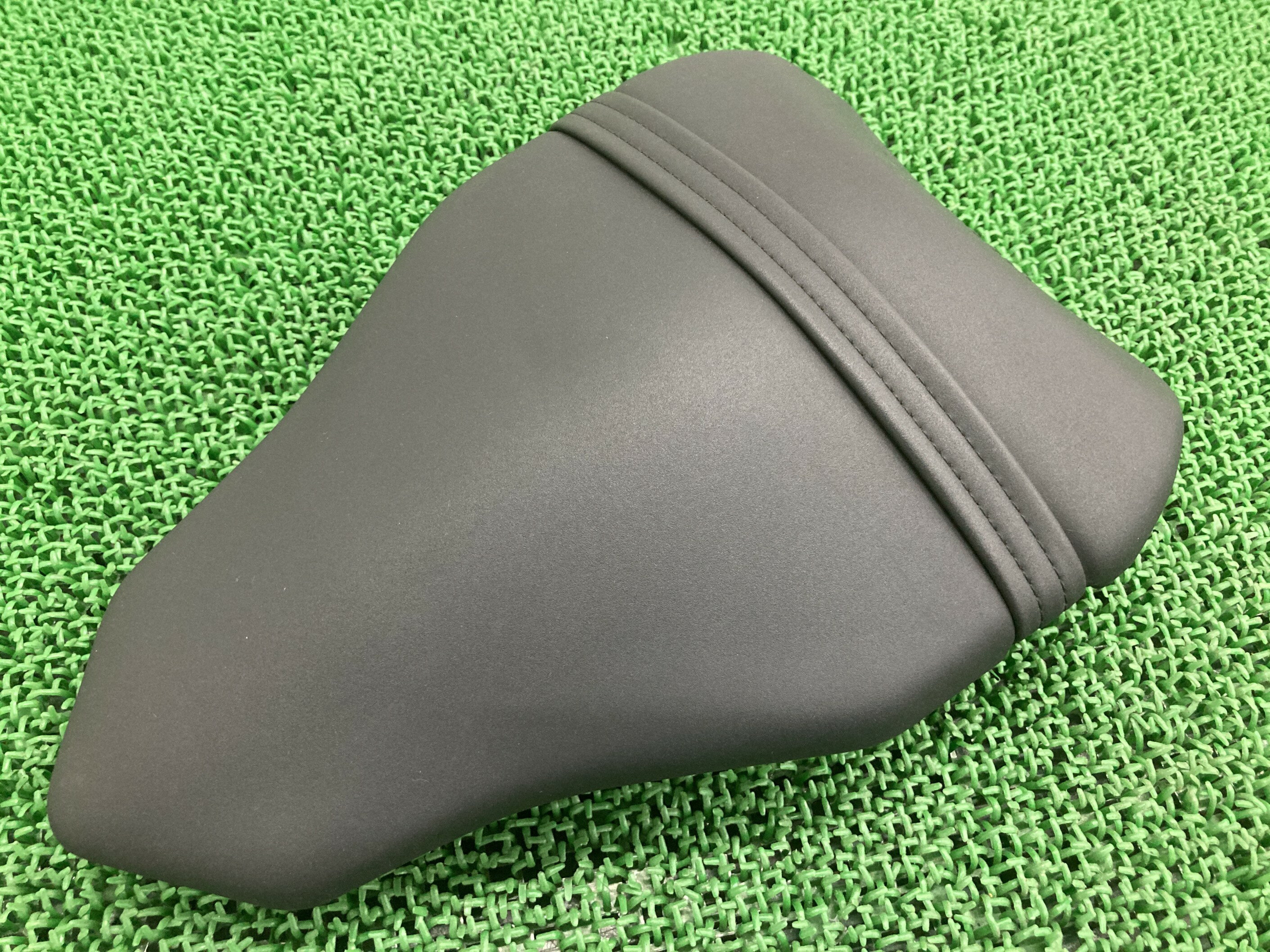 84810981198タンデムシートドゥカティ純正バイク部品リアシートシートバンドコンディション良好破れ無し品薄車検Genuine【中古】 11