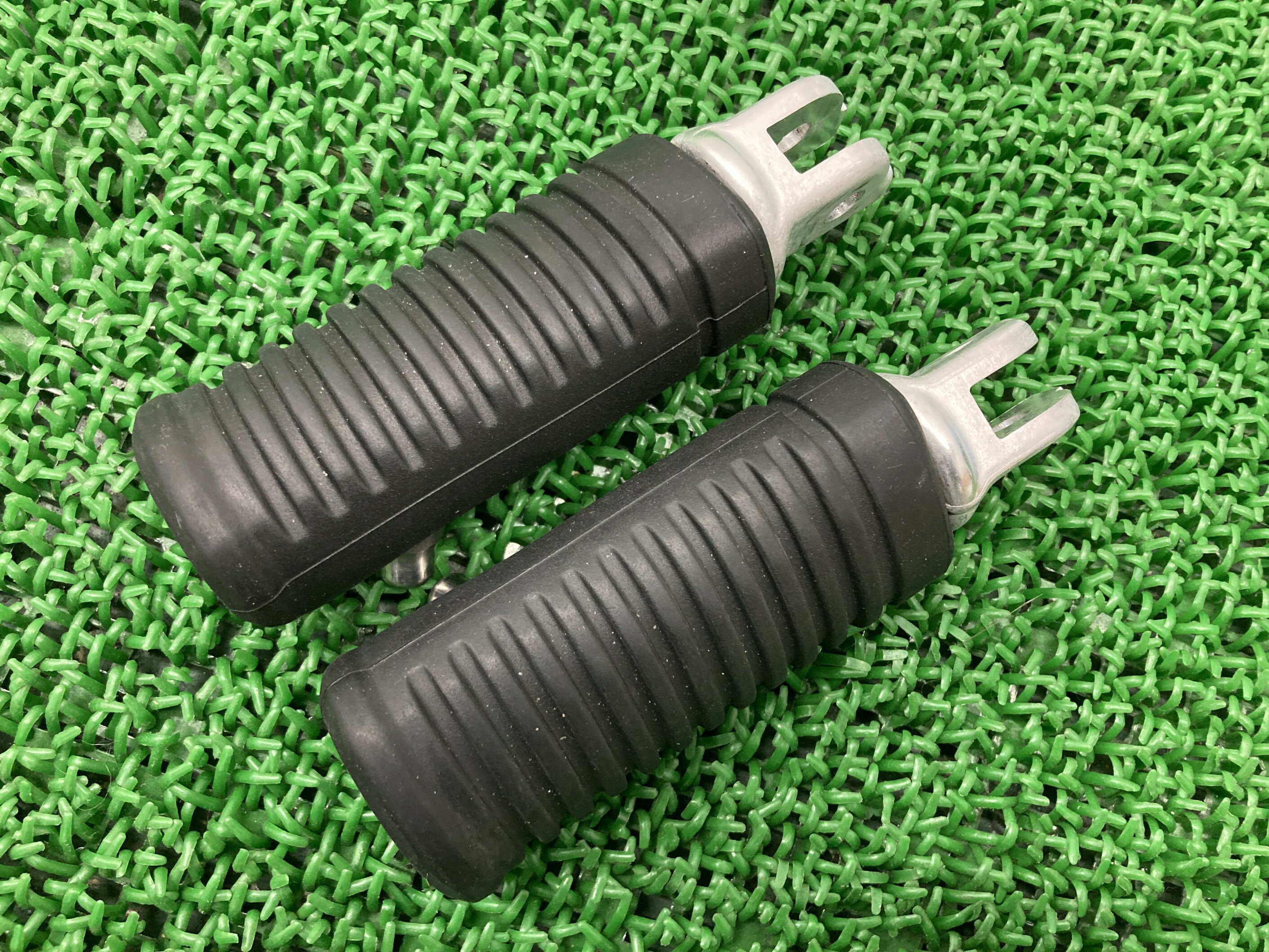 FLSB1750メインステップペグ左右ハーレー純正バイク部品ソフテイルスポーツグライド品薄希少品曲がり無し車検Genuine【中古】 55